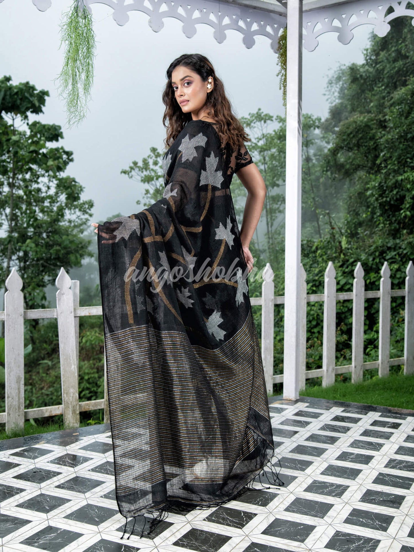 Black Body Synchronised with Jamdani Design Golden & Silver Stripes Pallu Ribbon Border Handwoven Linen Saree