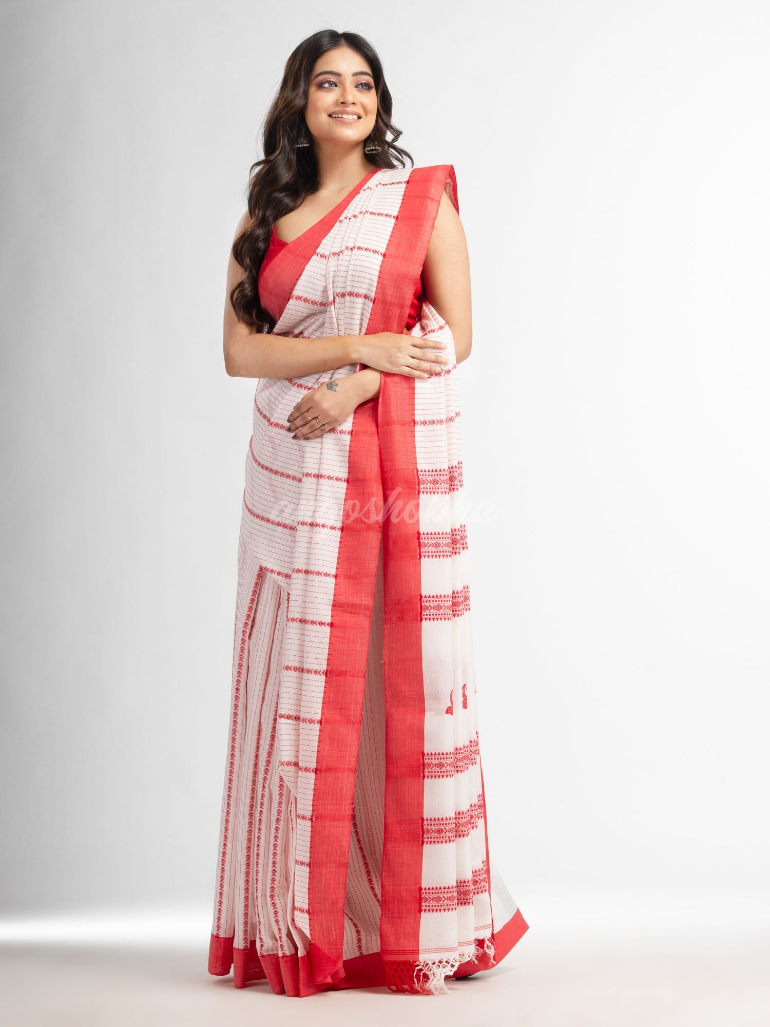 white all  body small fish design with fish design pallu in solid border handwoven cotton saree