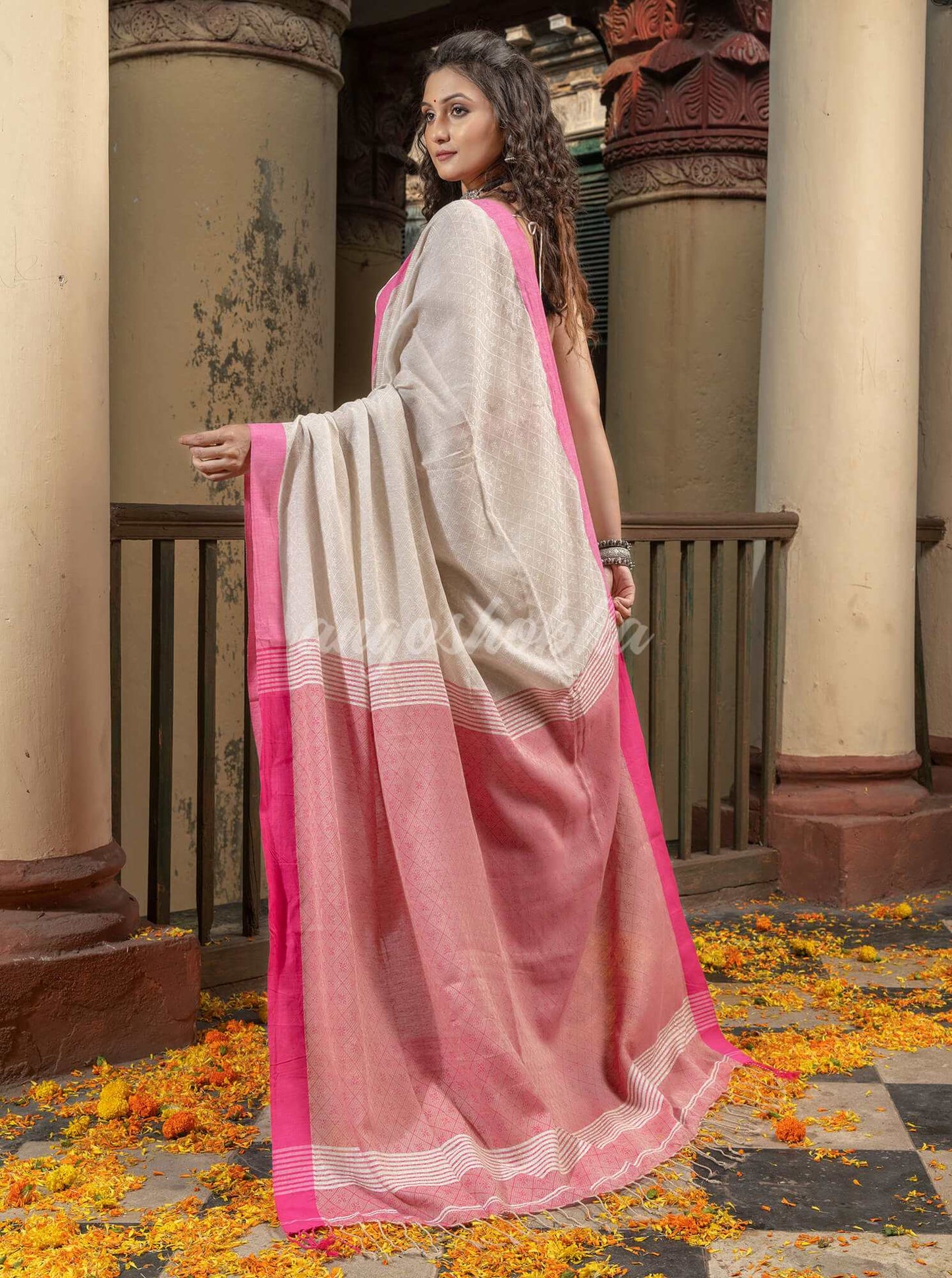 Beige Cotton Solid Body With Pink Pallu Handloom Saree