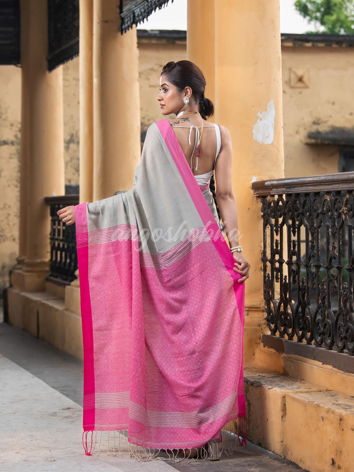 Grey Cotton Solid Body With Pink Pallu Handloom Saree