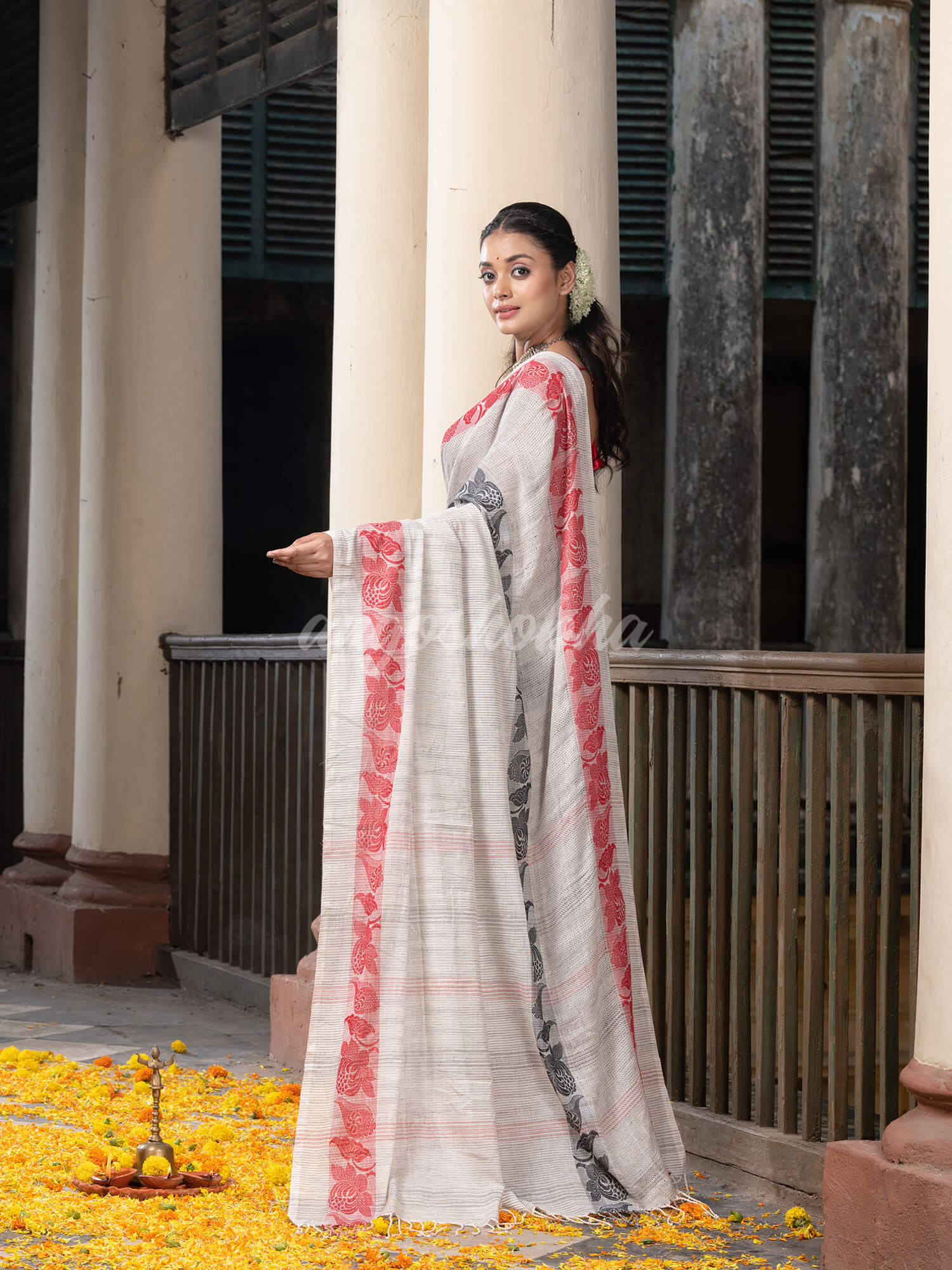 Off White Cotton Solid Body Jacquard Border With Pallu Stripe Handloom Saree