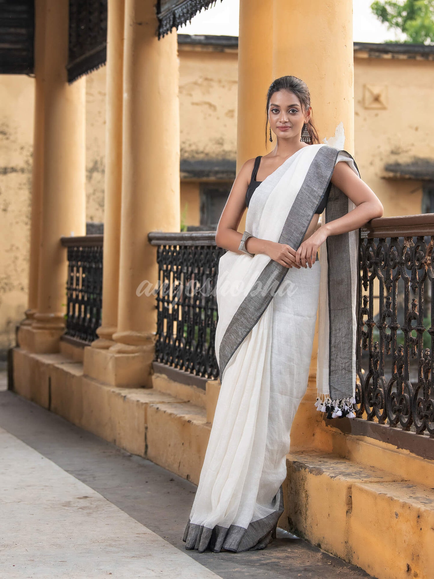 Off White Linen Black Border With Zari Pallu Handloom Saree