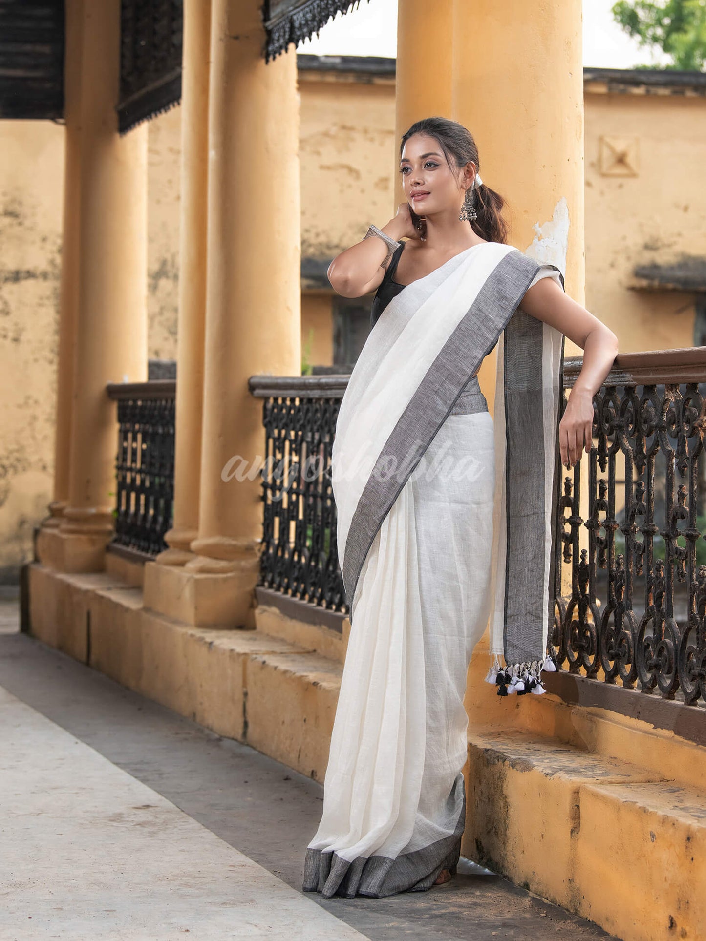 Off White Linen Black Border With Zari Pallu Handloom Saree