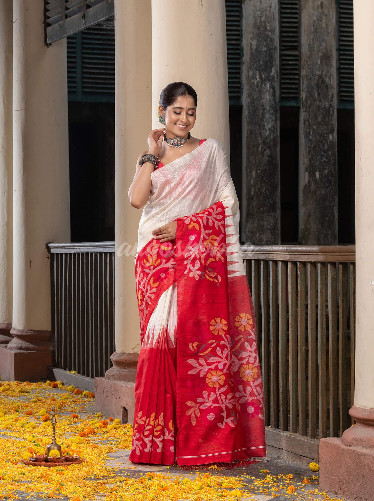 White & Red Silk Matka Solid Body Handwoven Jamdani Saree