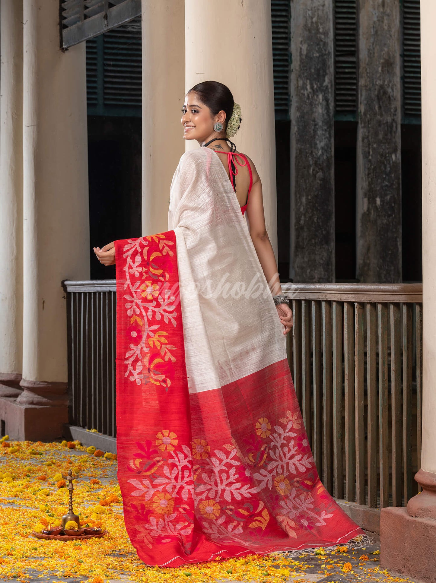 White & Red Silk Matka Solid Body Handwoven Jamdani Saree