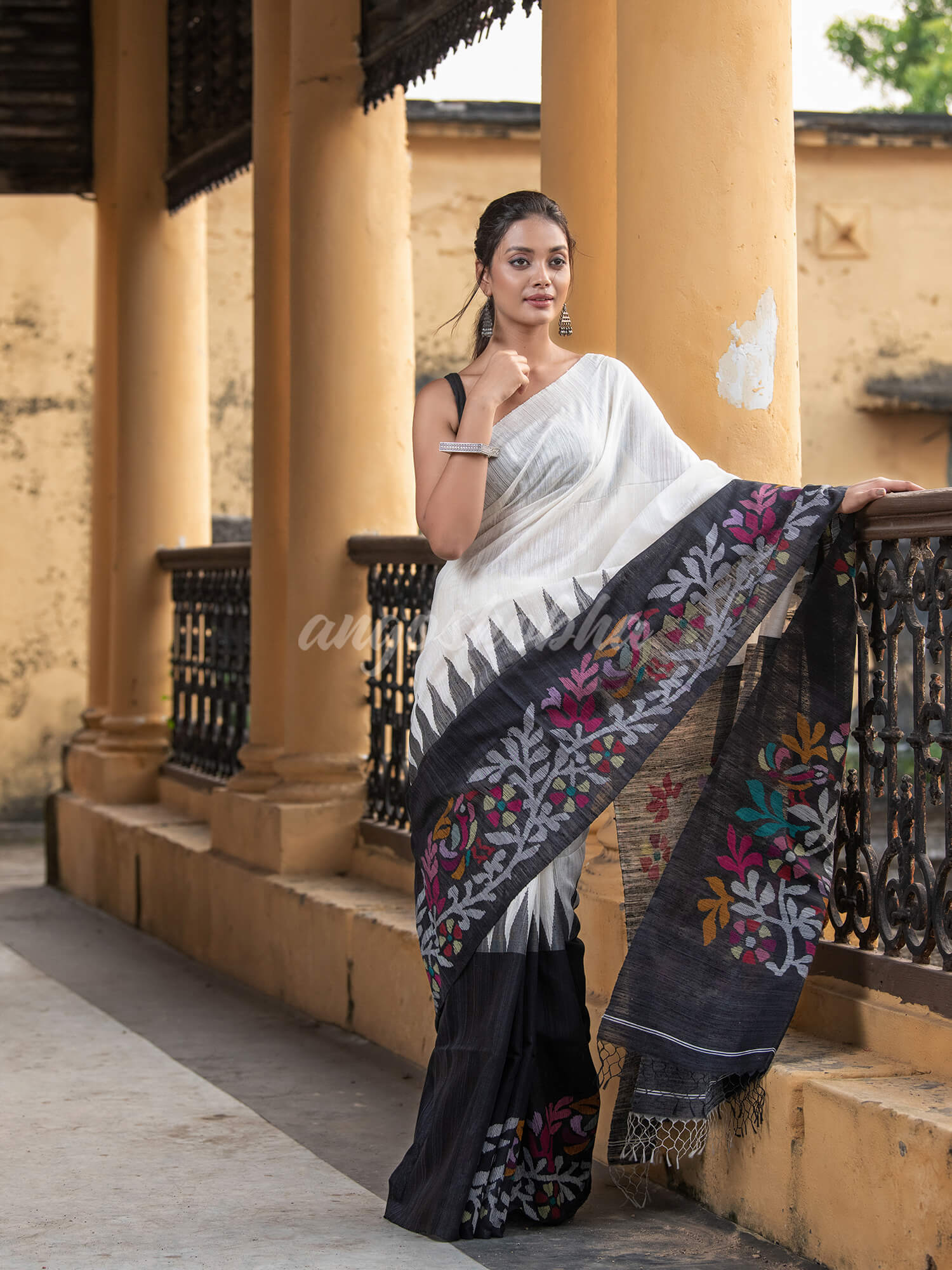 White & Black Silk Matka Solid Body Handwoven Jamdani Saree
