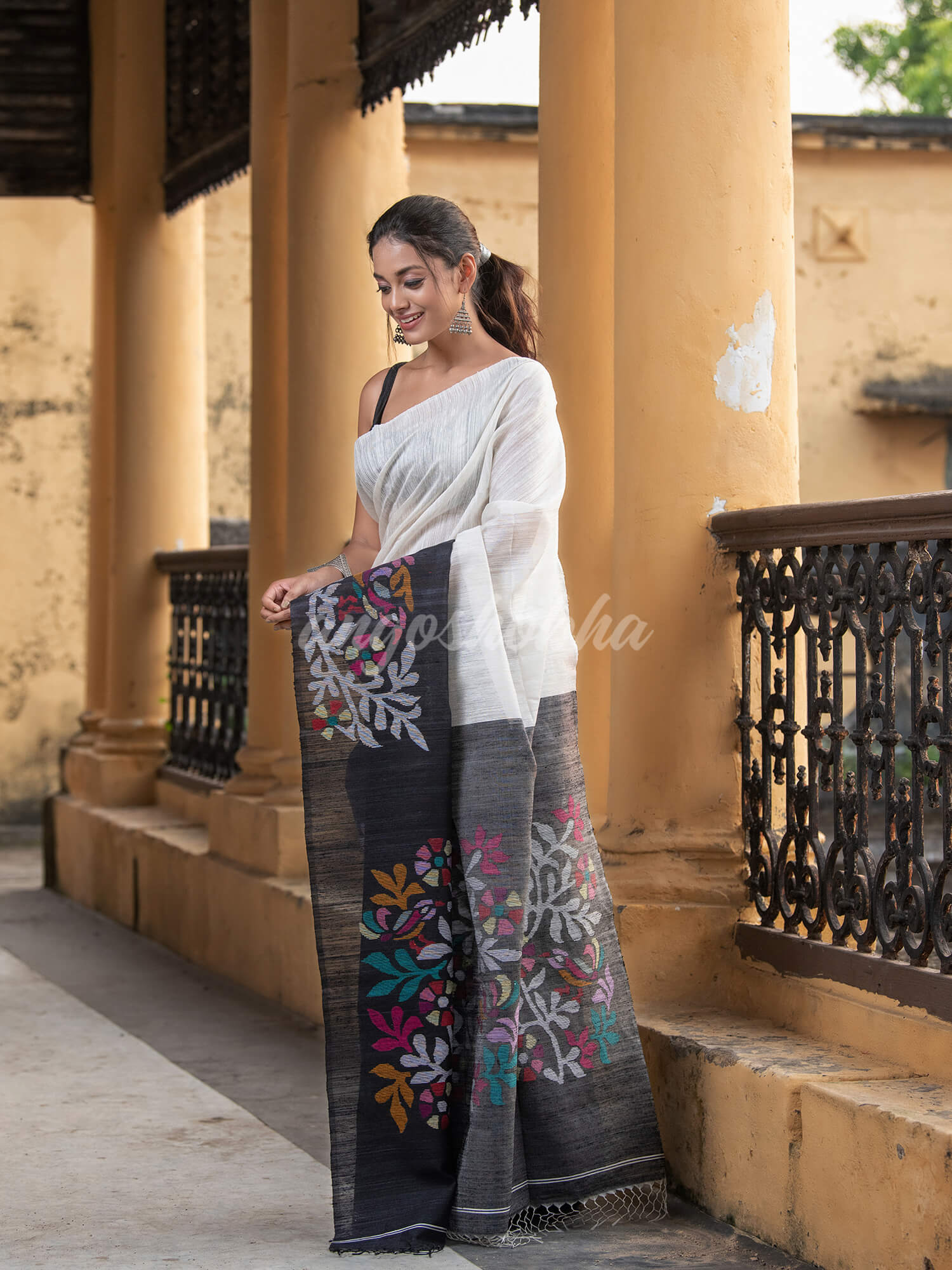 White & Black Silk Matka Solid Body Handwoven Jamdani Saree