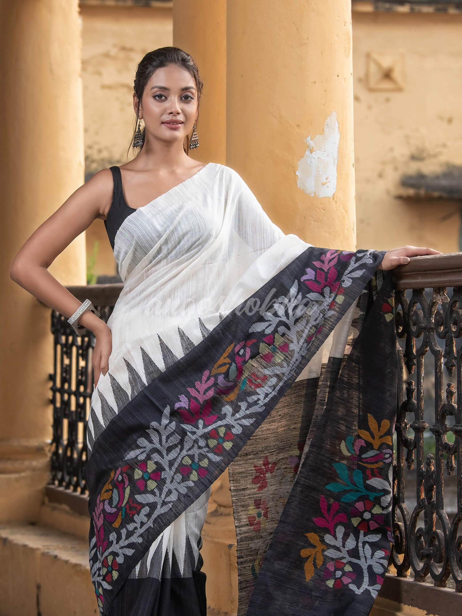 White & Black Silk Matka Solid Body Handwoven Jamdani Saree