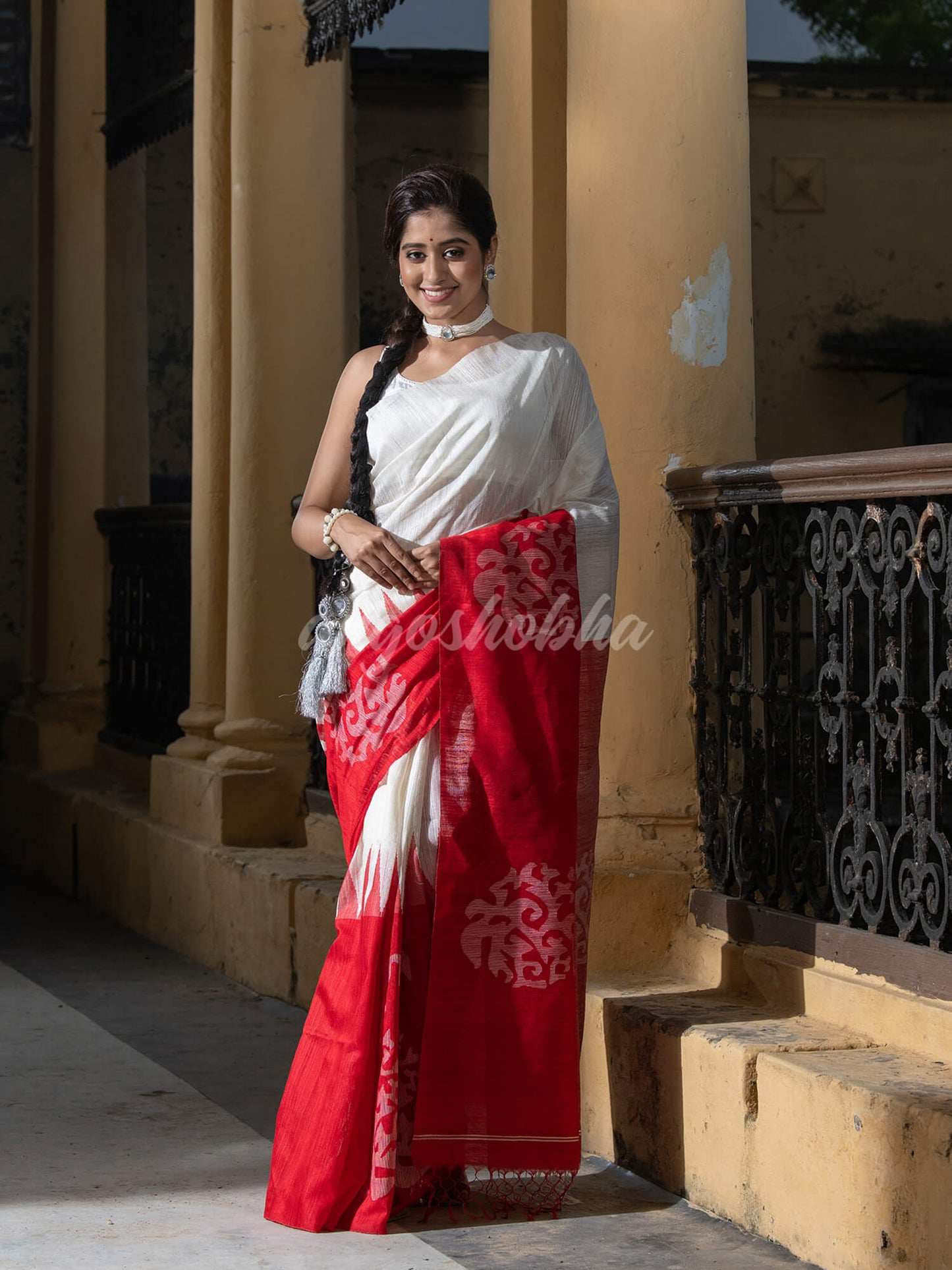 White & Red Silk Matka Solid Body Handwoven Jamdani Saree