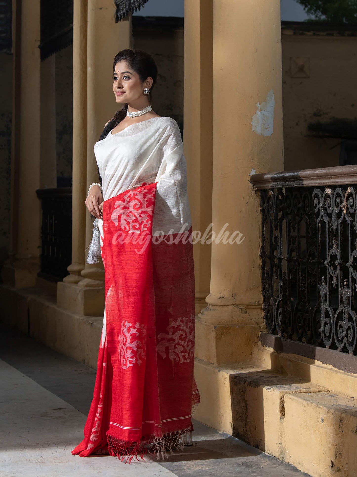 White & Red Silk Matka Solid Body Handwoven Jamdani Saree