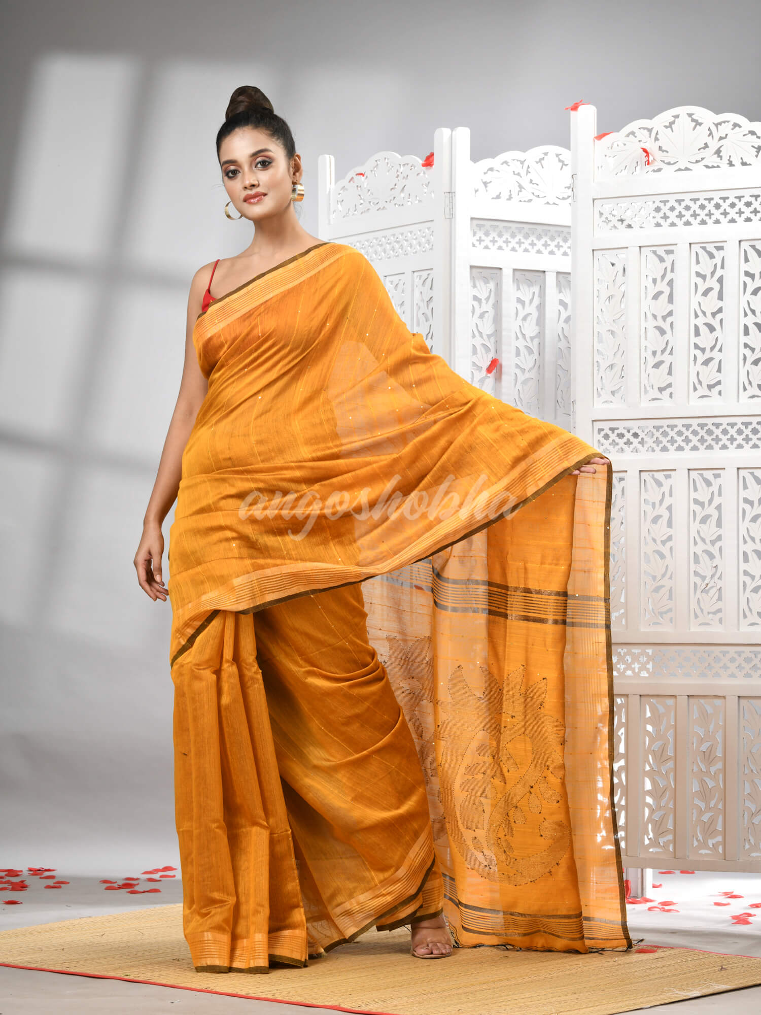 Yellow Cotton Blend Solid Body Design Pallu Handloom Saree