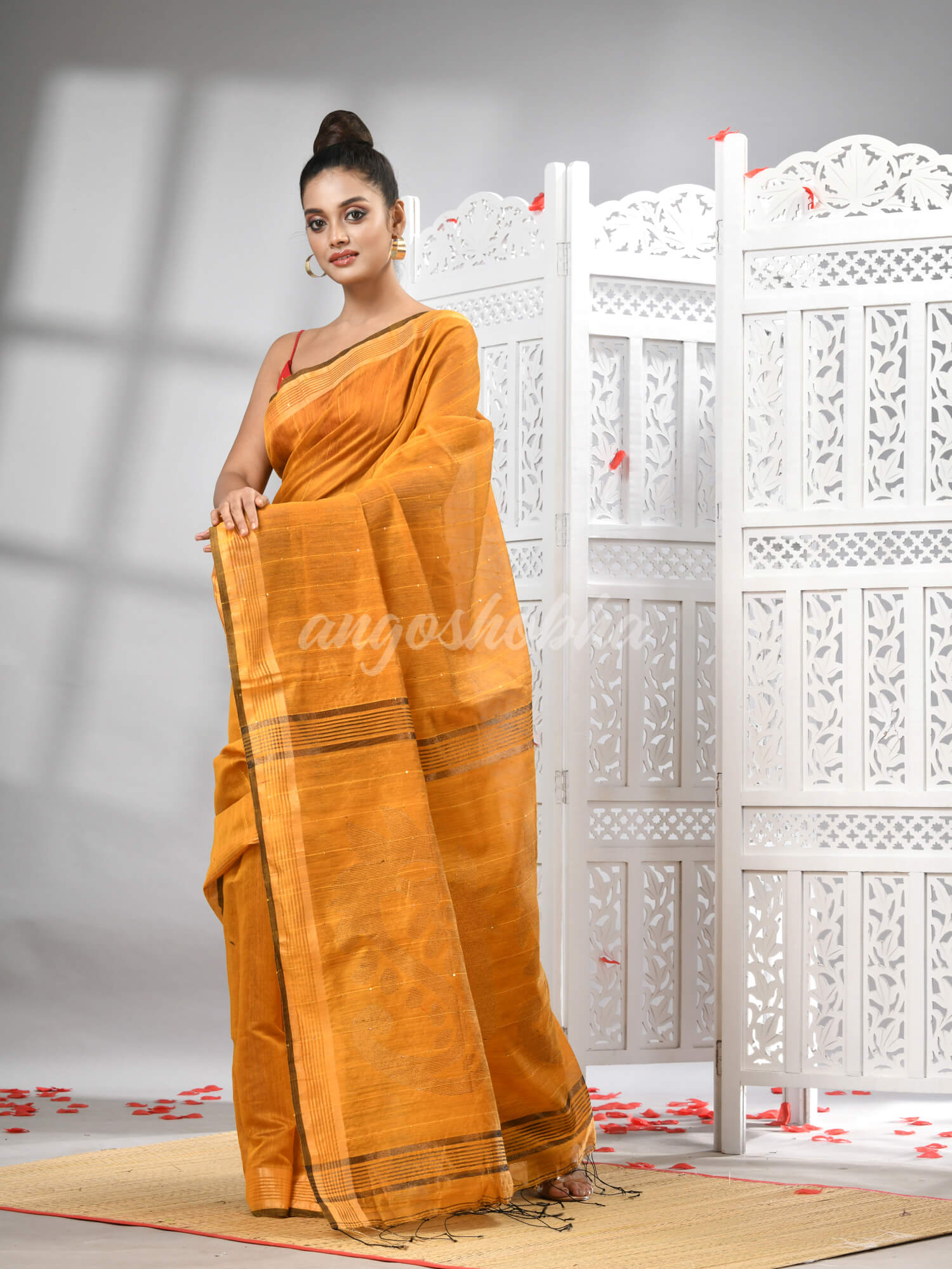 Yellow Cotton Blend Solid Body Design Pallu Handloom Saree
