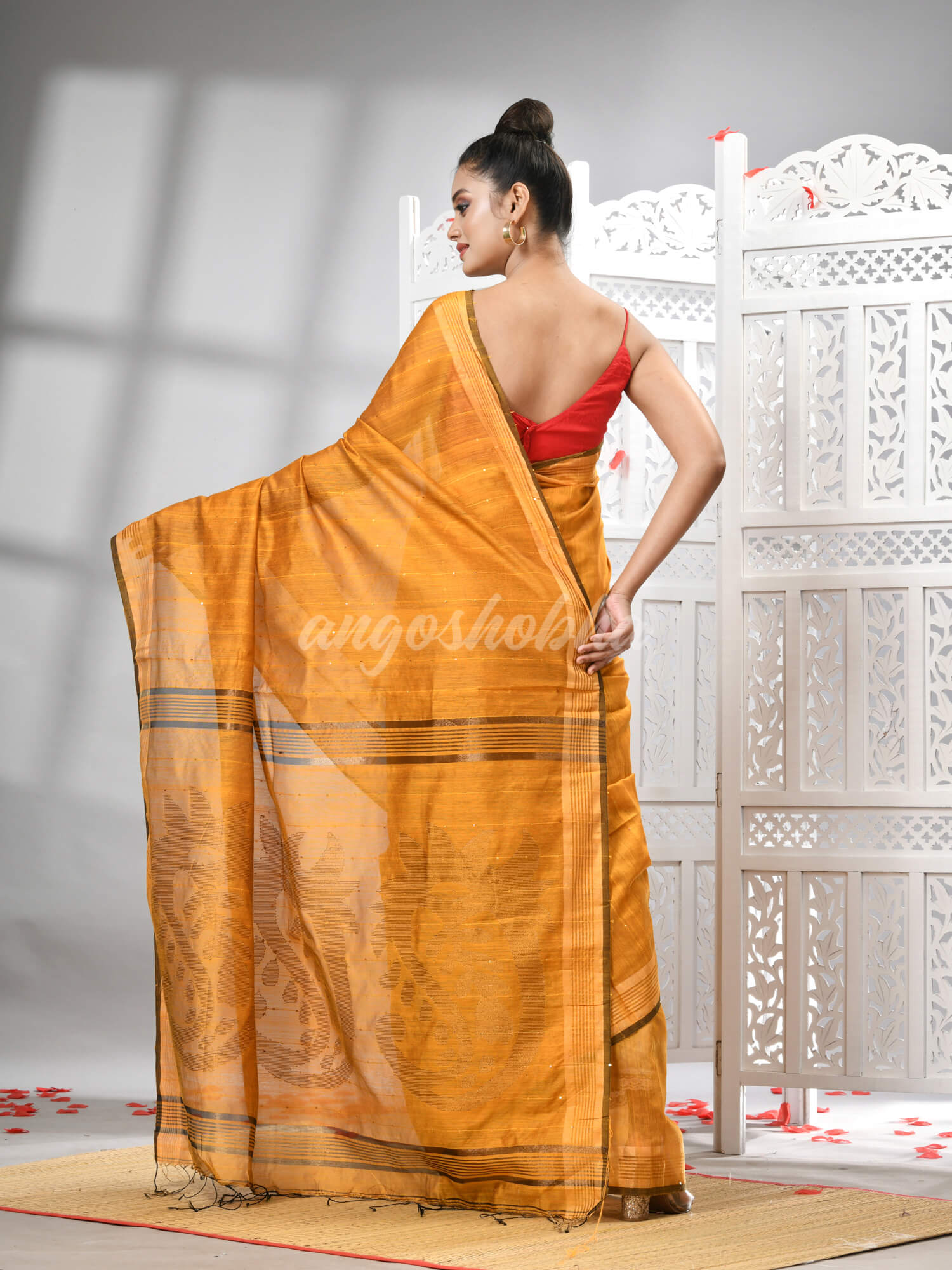 Yellow Cotton Blend Solid Body Design Pallu Handloom Saree