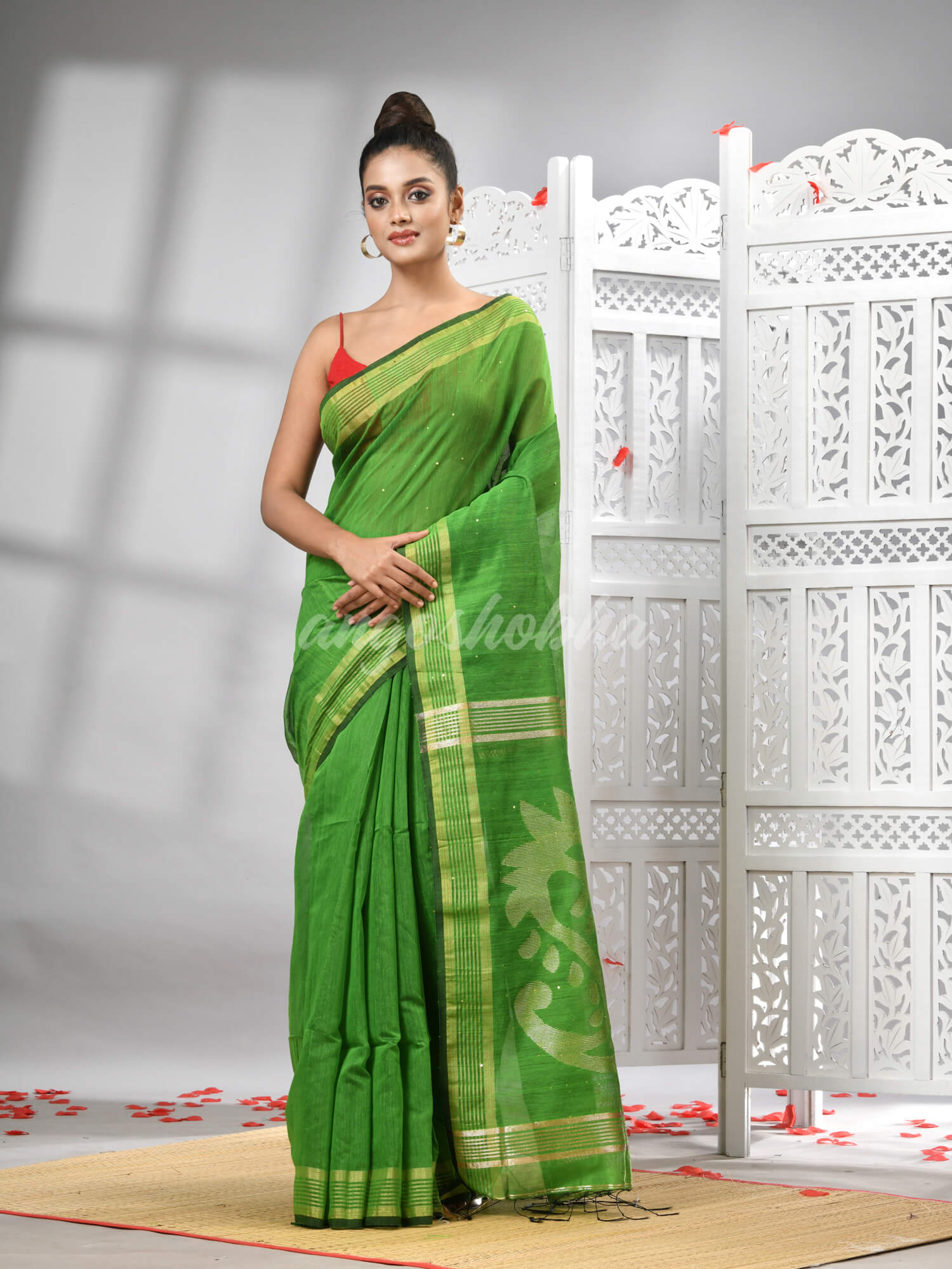 Green Cotton Blend Solid Body Design Pallu Handloom Saree