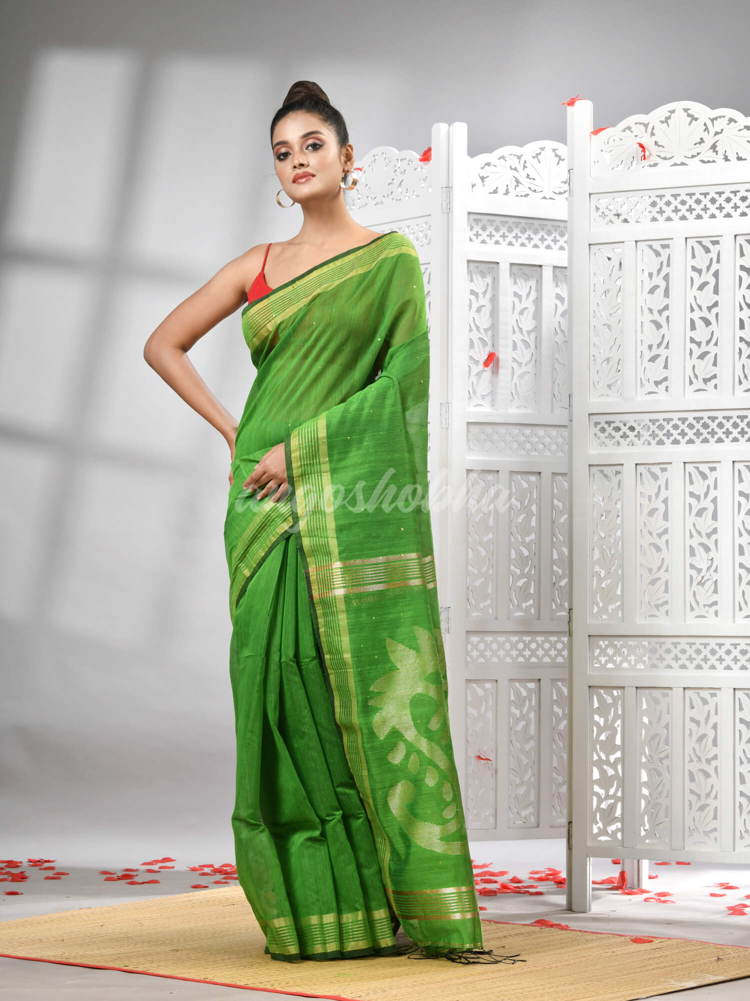 Green Cotton Blend Solid Body Design Pallu Handloom Saree