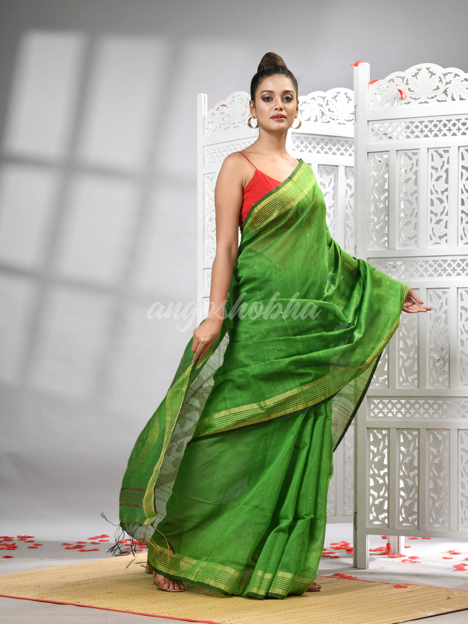 Green Cotton Blend Solid Body Design Pallu Handloom Saree