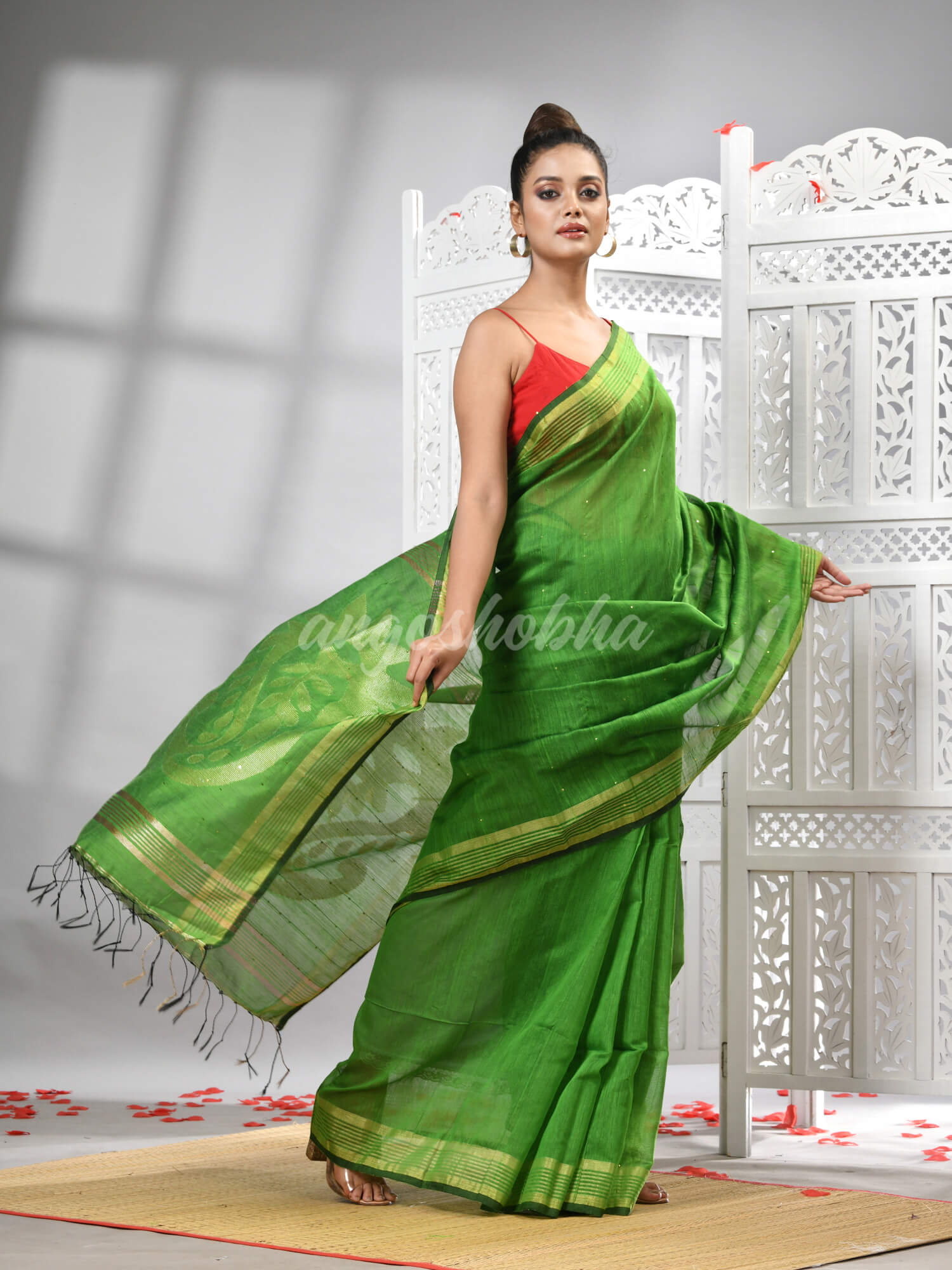 Green Cotton Blend Solid Body Design Pallu Handloom Saree
