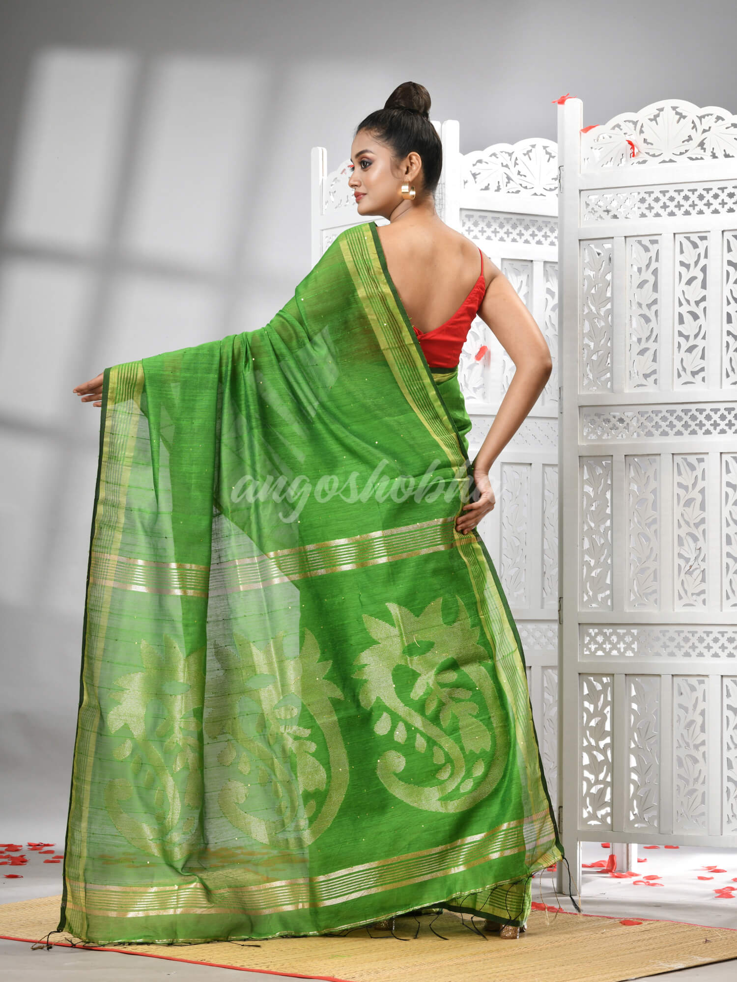Green Cotton Blend Solid Body Design Pallu Handloom Saree