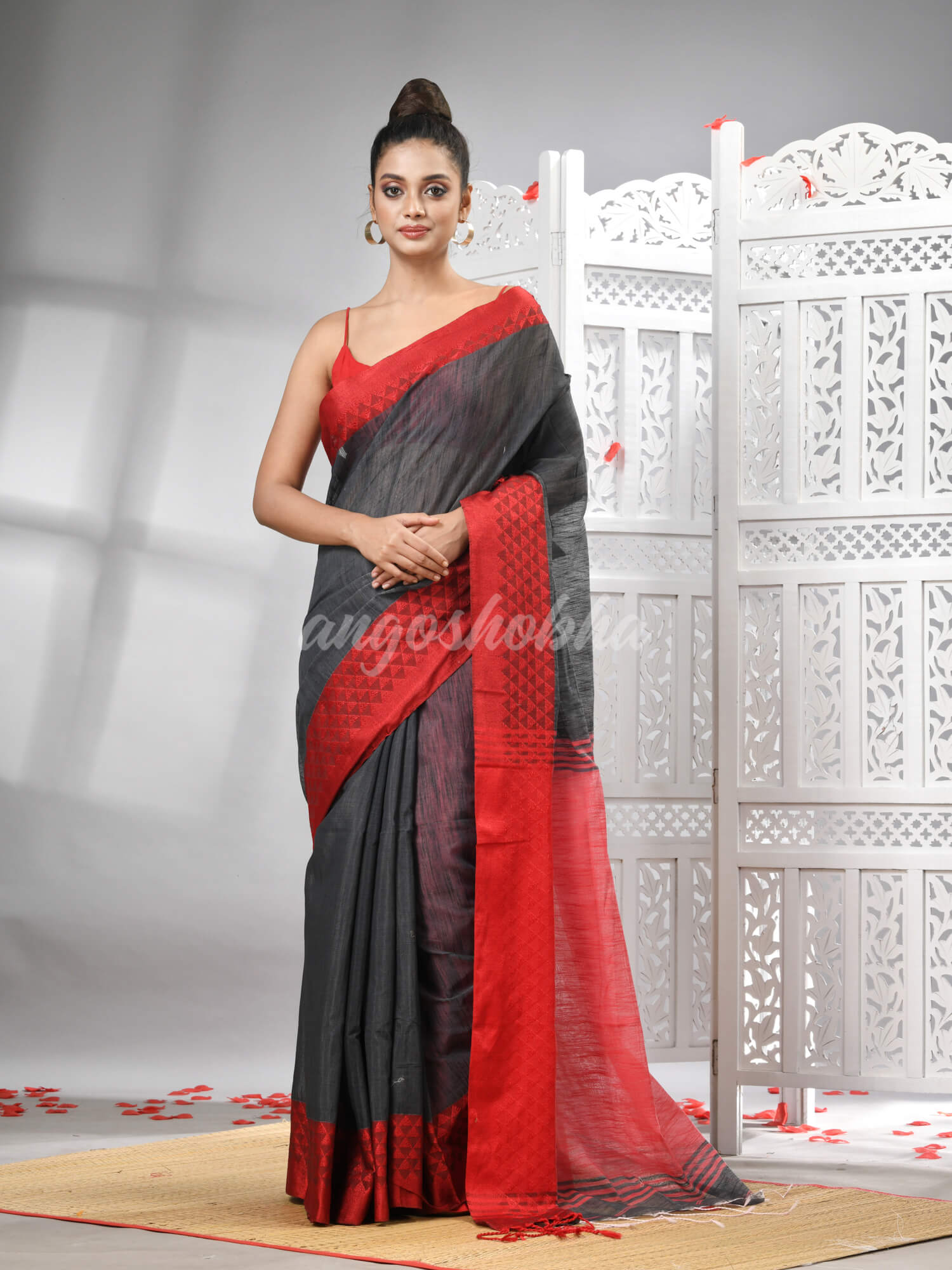 Grey Cotton Blend Solid Body Red Pallu Handloom Saree