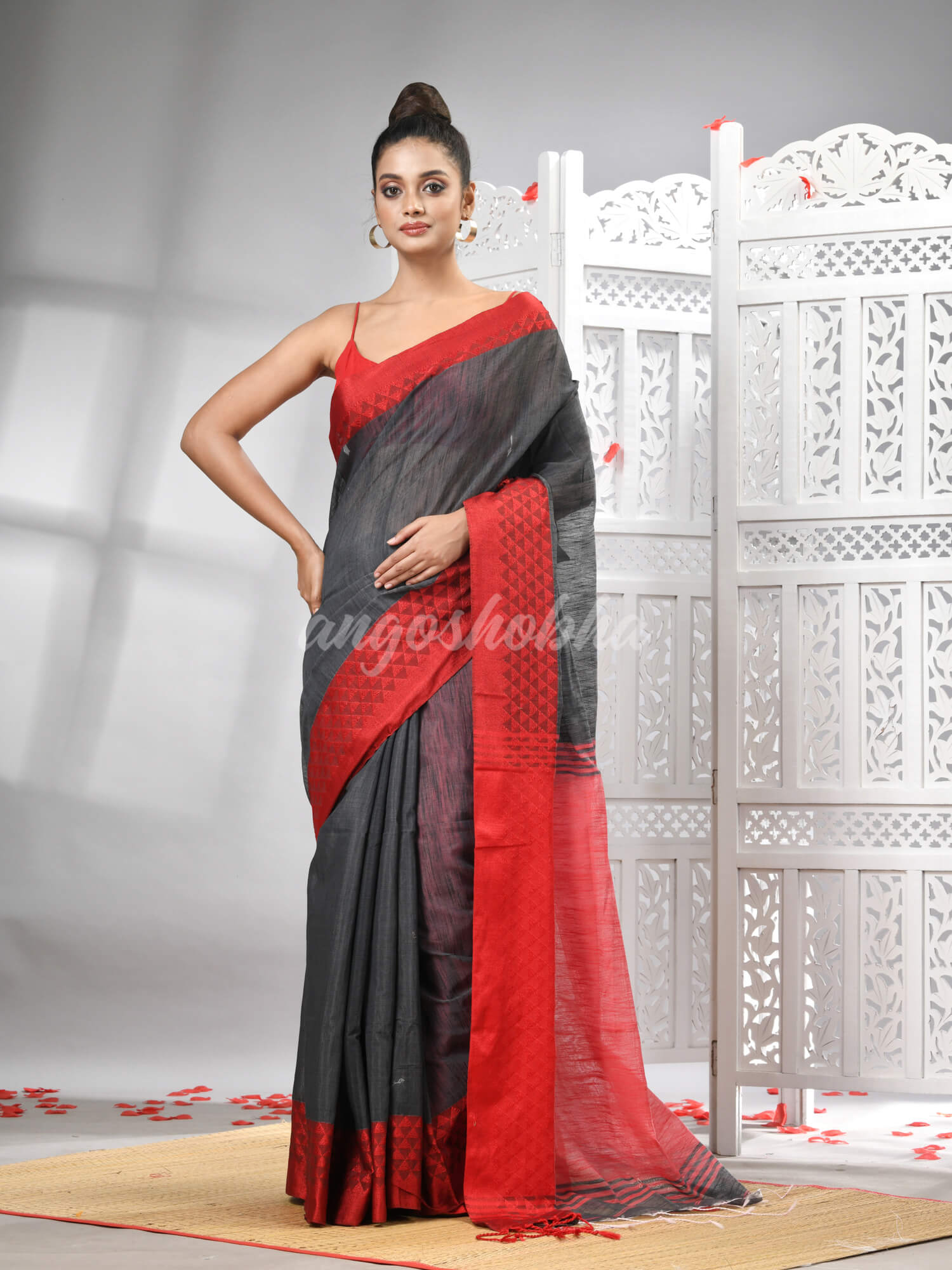 Grey Cotton Blend Solid Body Red Pallu Handloom Saree