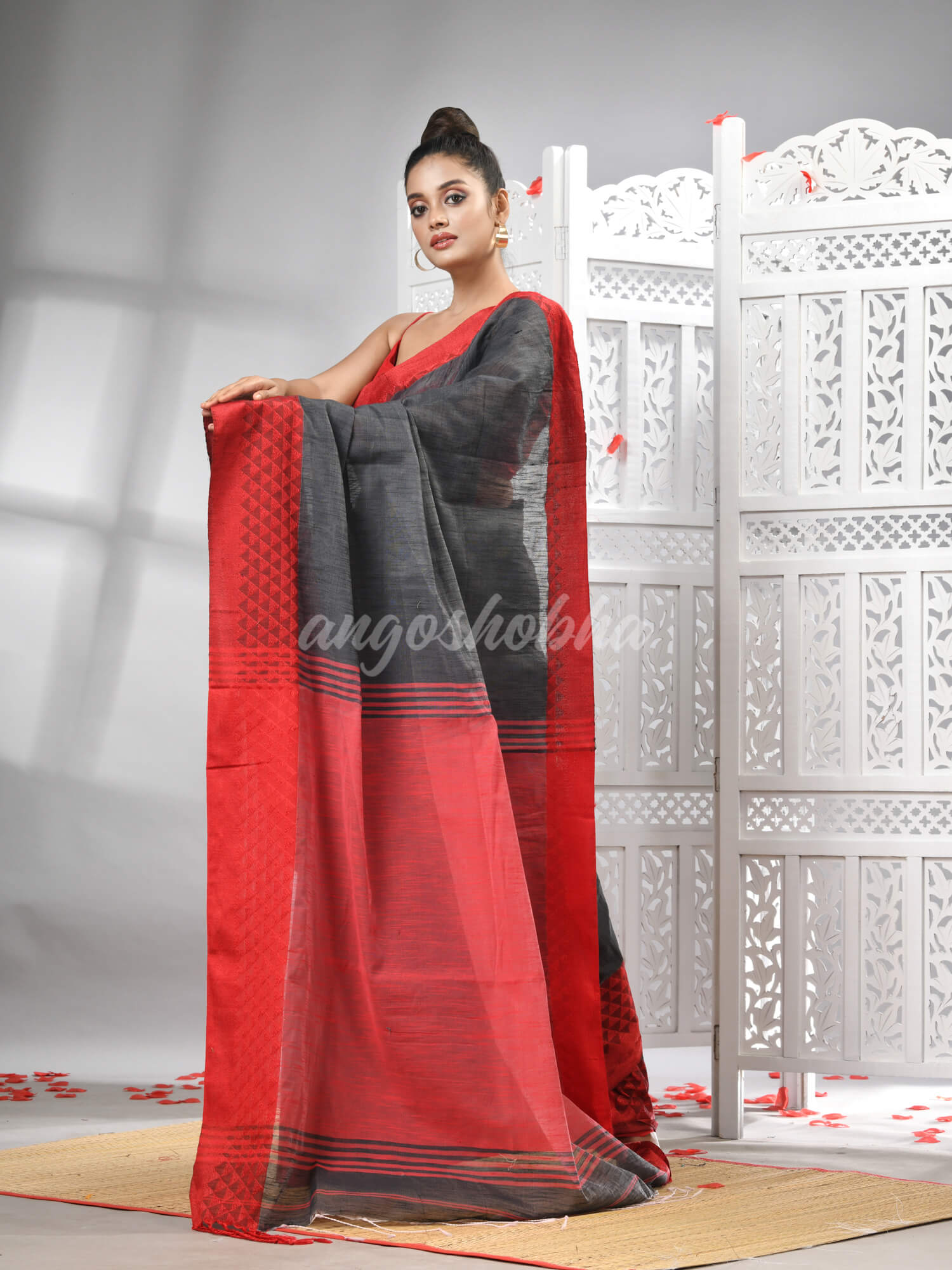 Grey Cotton Blend Solid Body Red Pallu Handloom Saree
