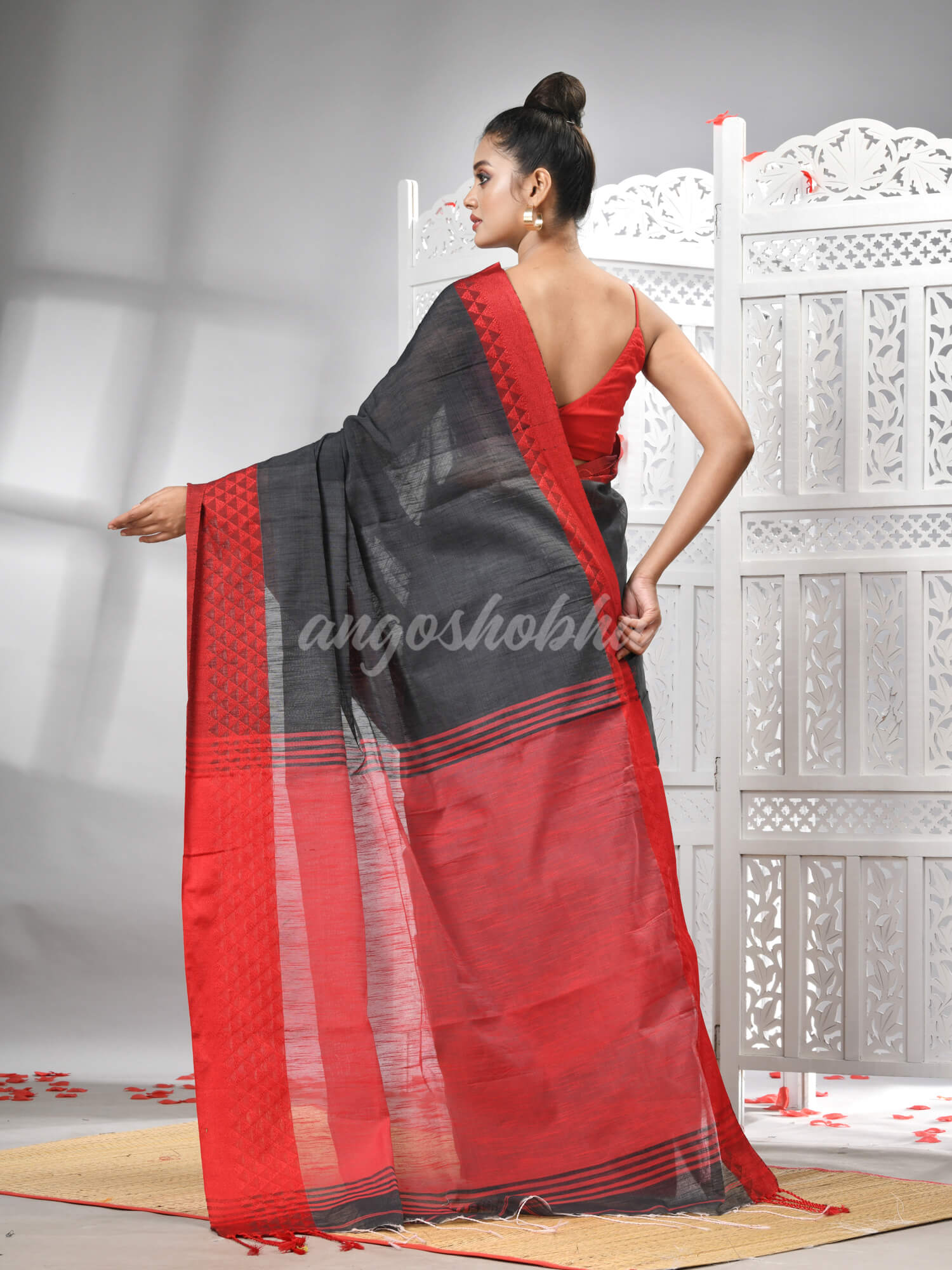 Grey Cotton Blend Solid Body Red Pallu Handloom Saree