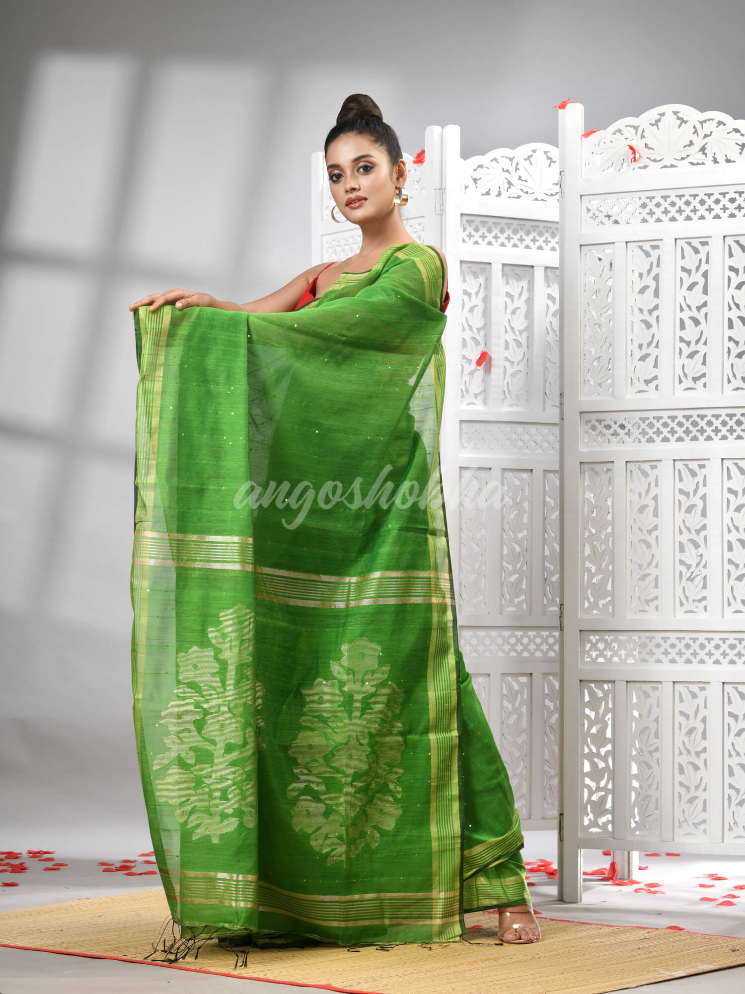 Green Cotton Blend Solid Body Design Pallu Handloom Saree