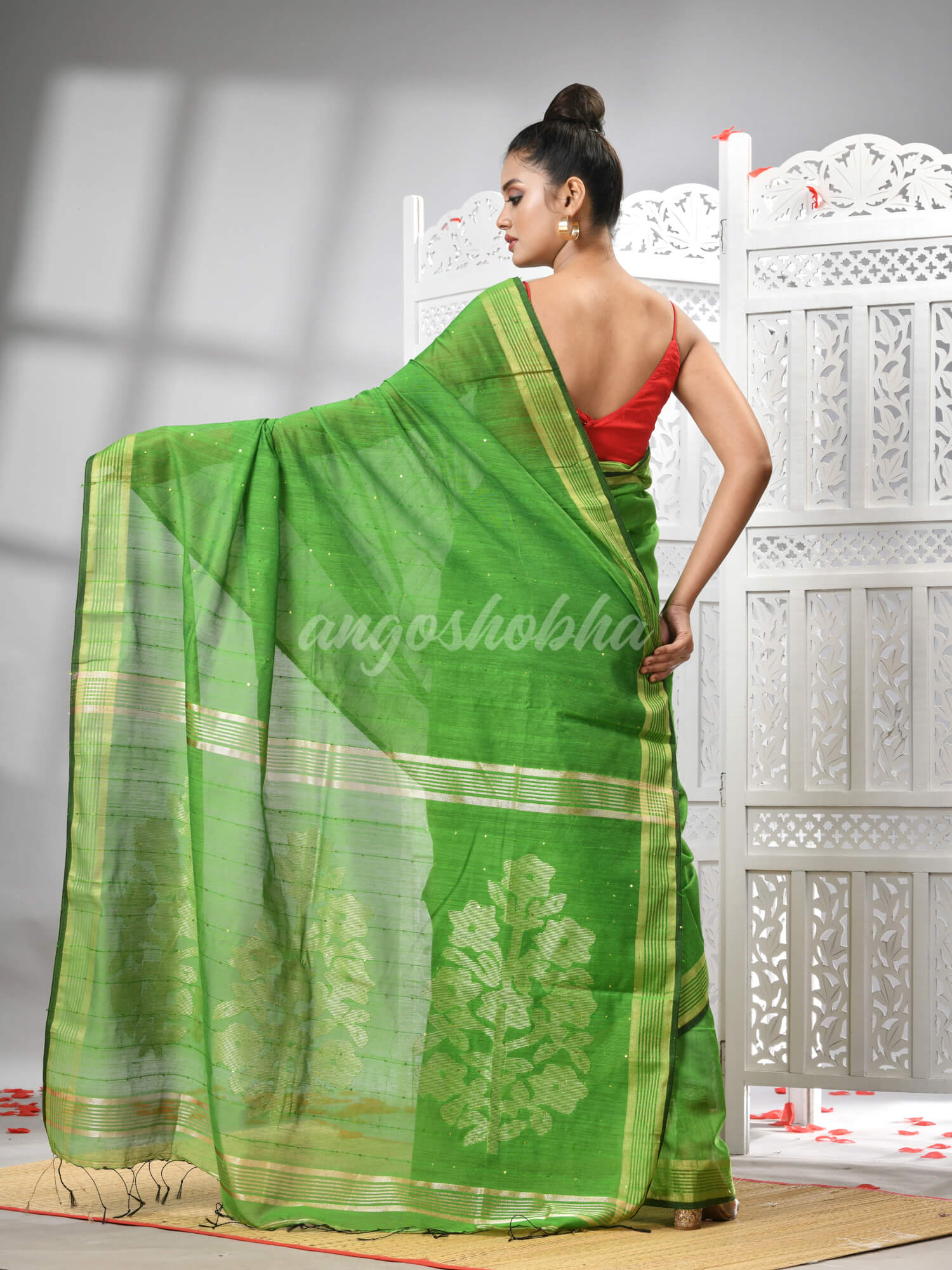 Green Cotton Blend Solid Body Design Pallu Handloom Saree