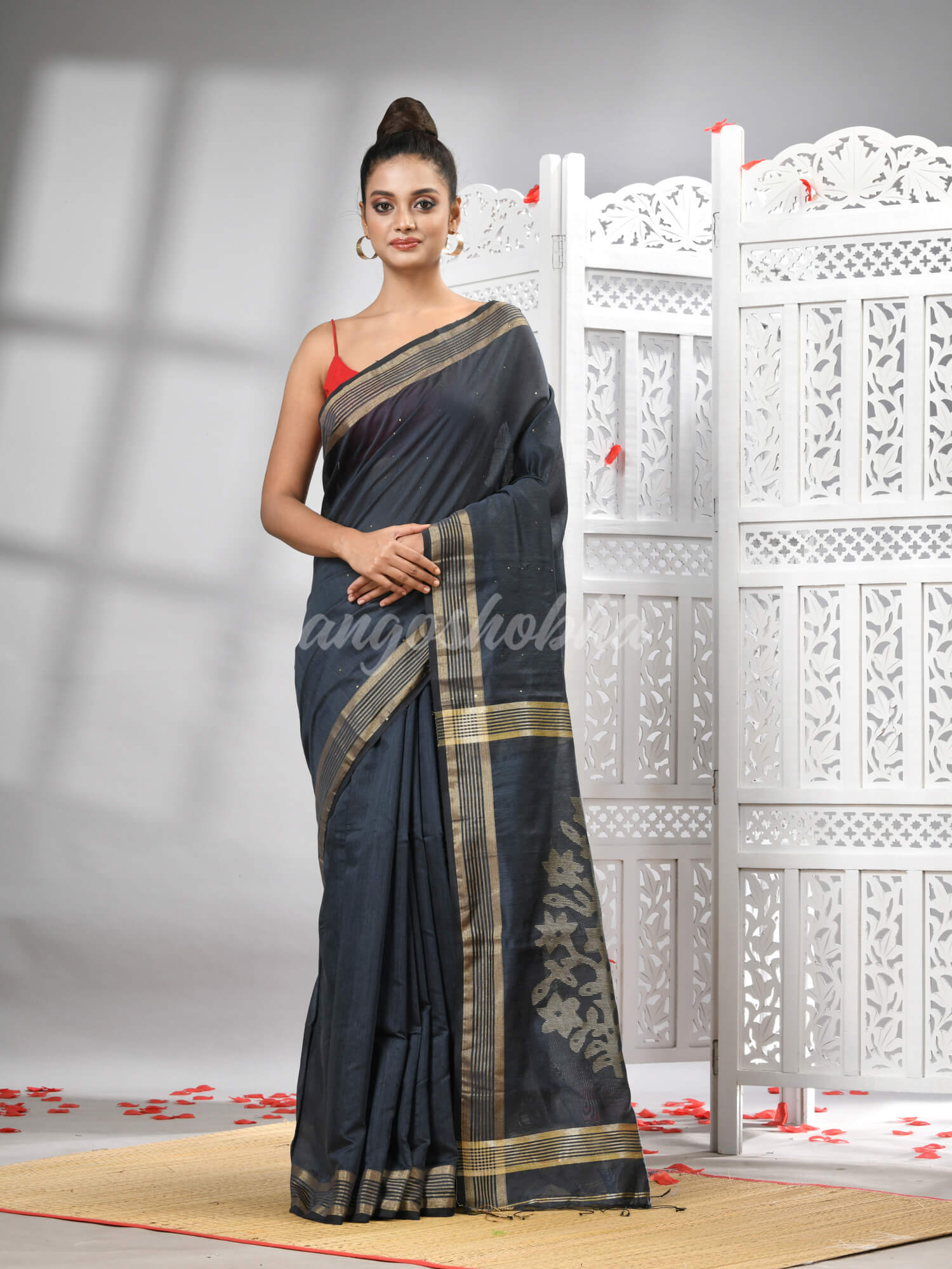 Grey Cotton Blend Solid Body Design Pallu Handloom Saree