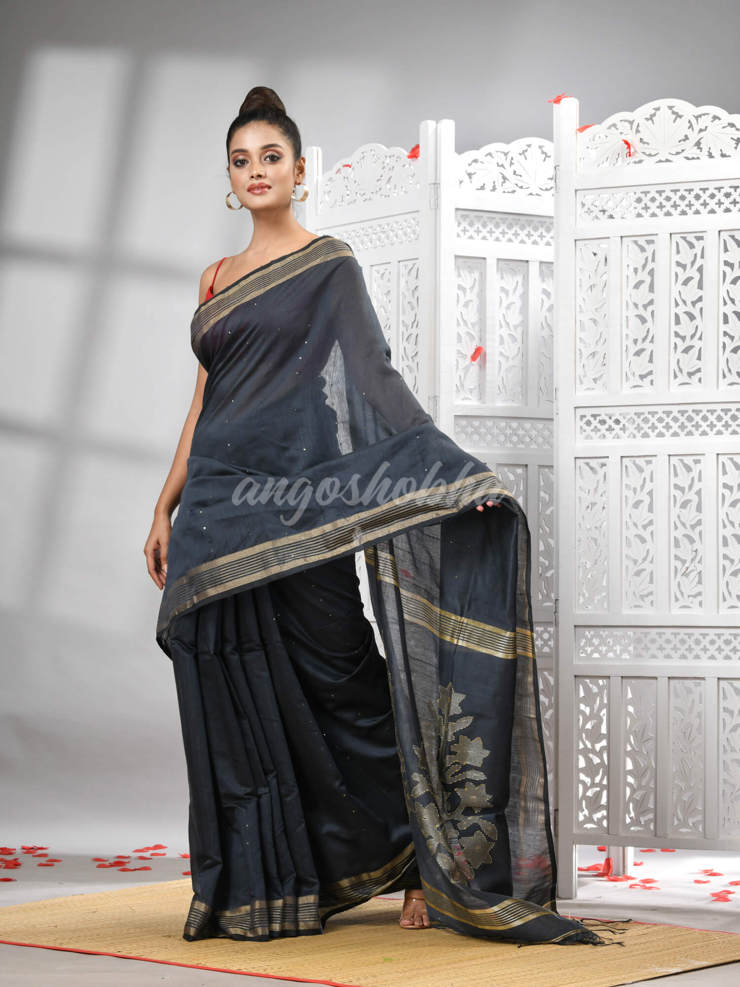 Grey Cotton Blend Solid Body Design Pallu Handloom Saree