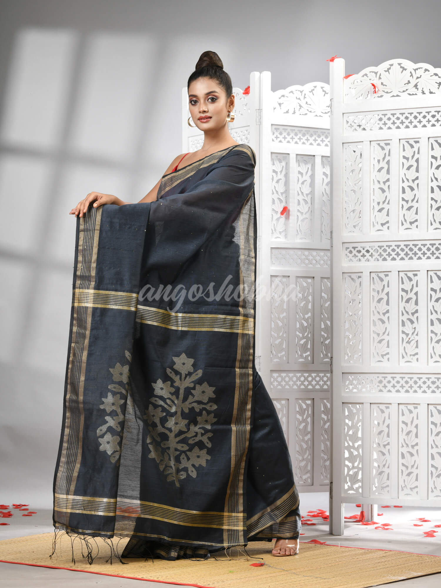 Grey Cotton Blend Solid Body Design Pallu Handloom Saree
