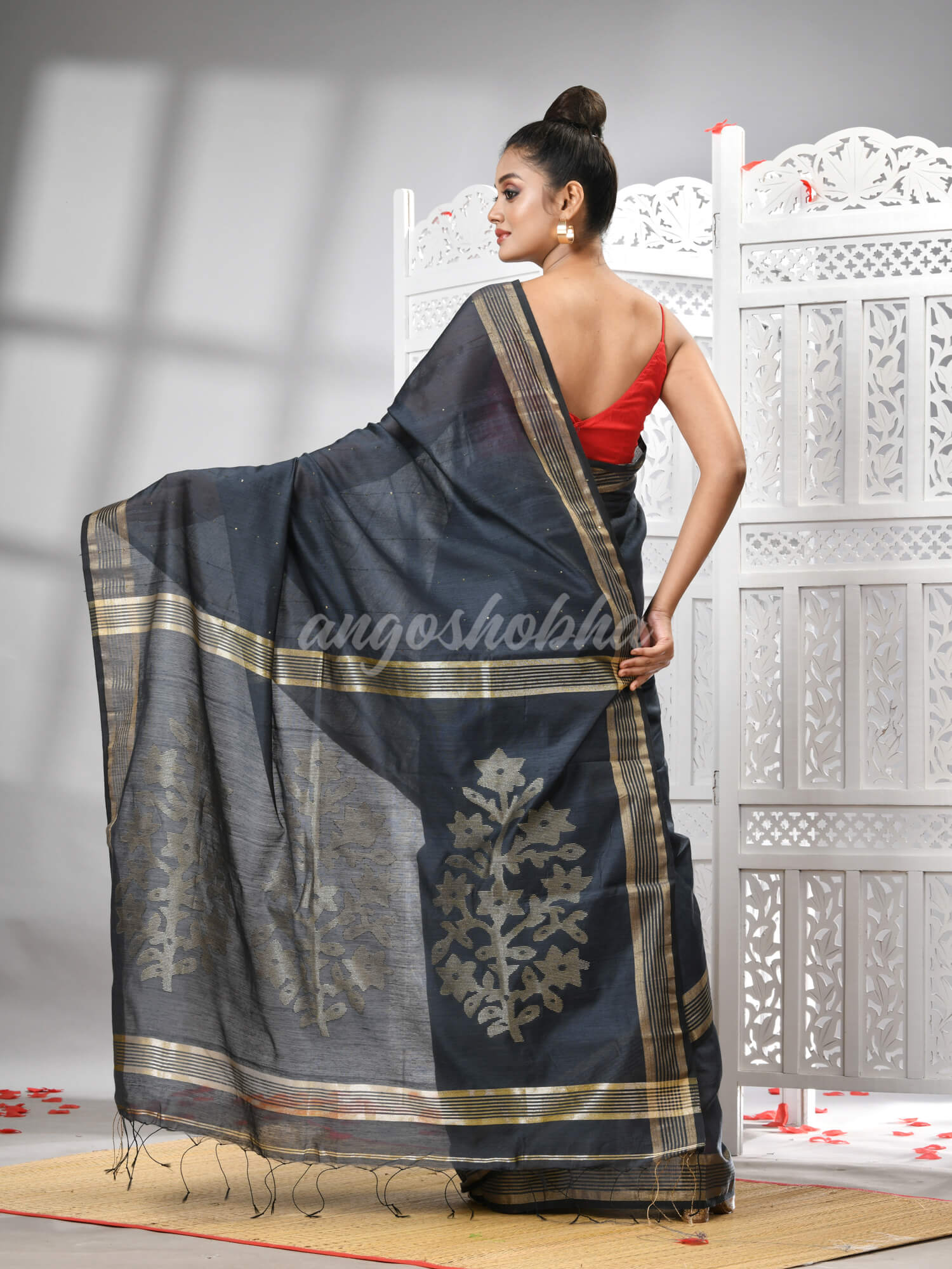 Grey Cotton Blend Solid Body Design Pallu Handloom Saree
