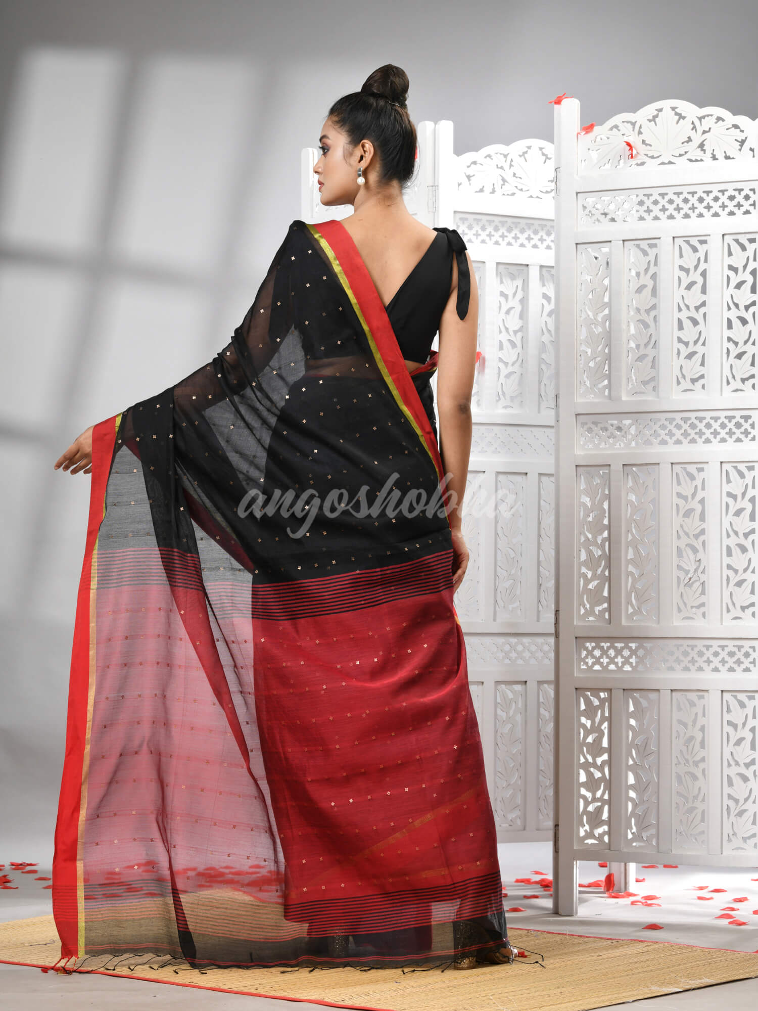 Black Cotton Blend Solid Body Red Pallu Handloom Saree