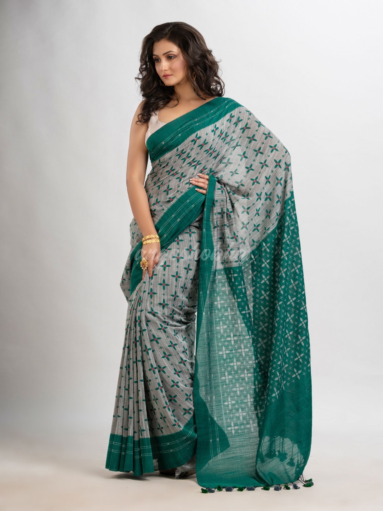 Silver cotton blend star printed saree