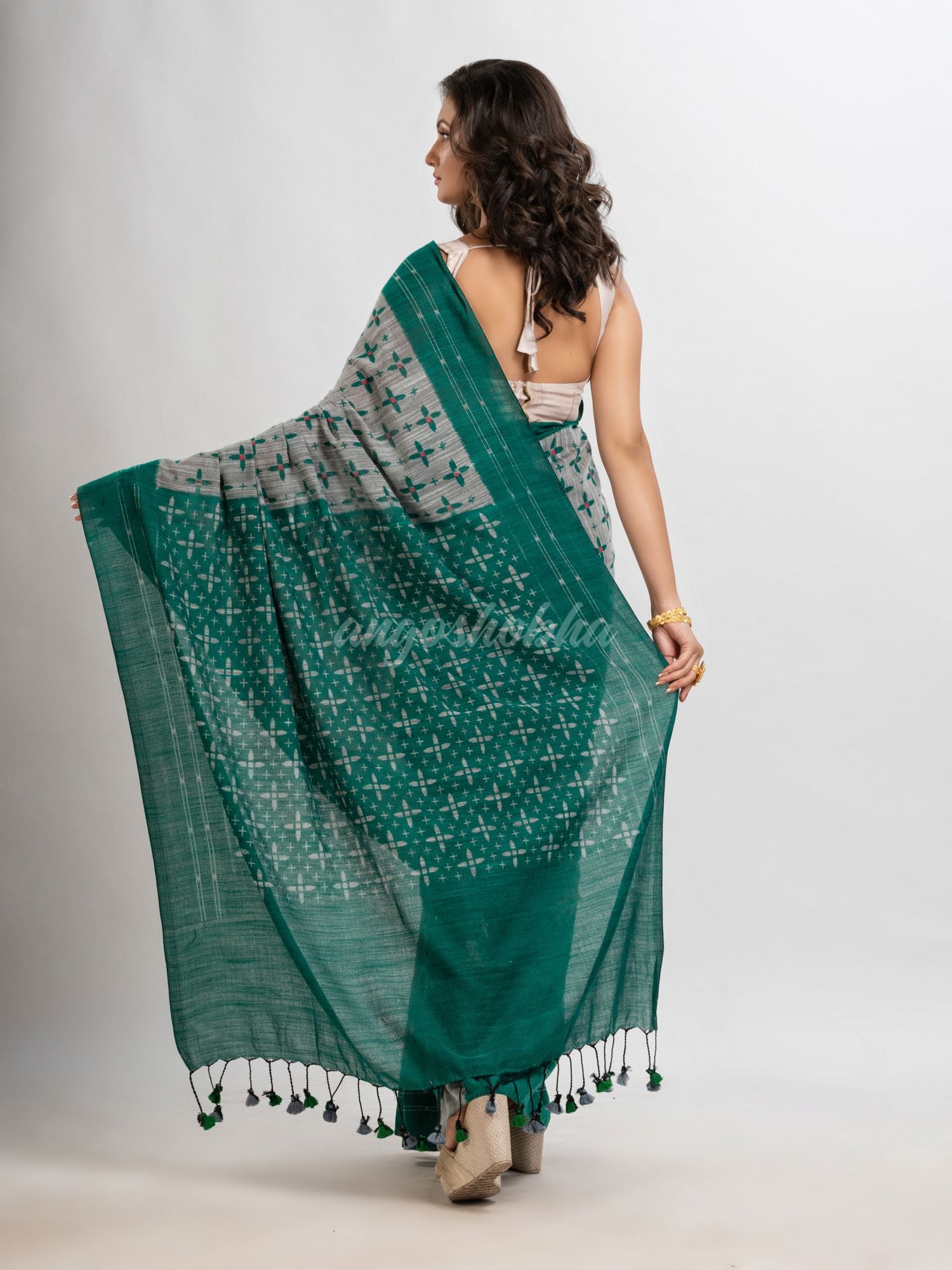 Silver cotton blend star printed saree