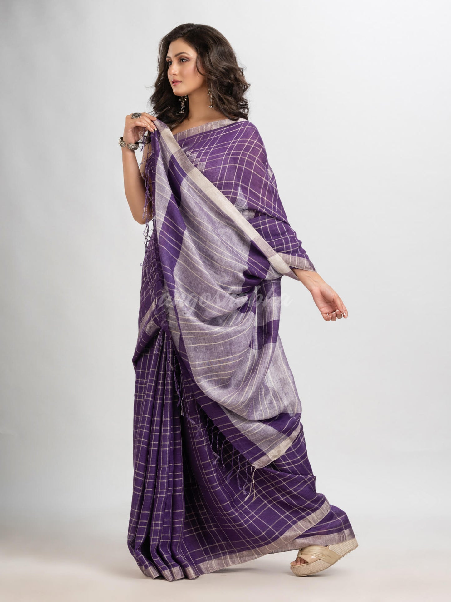 Violet linen jari border with silver zari pallu jamdani saree