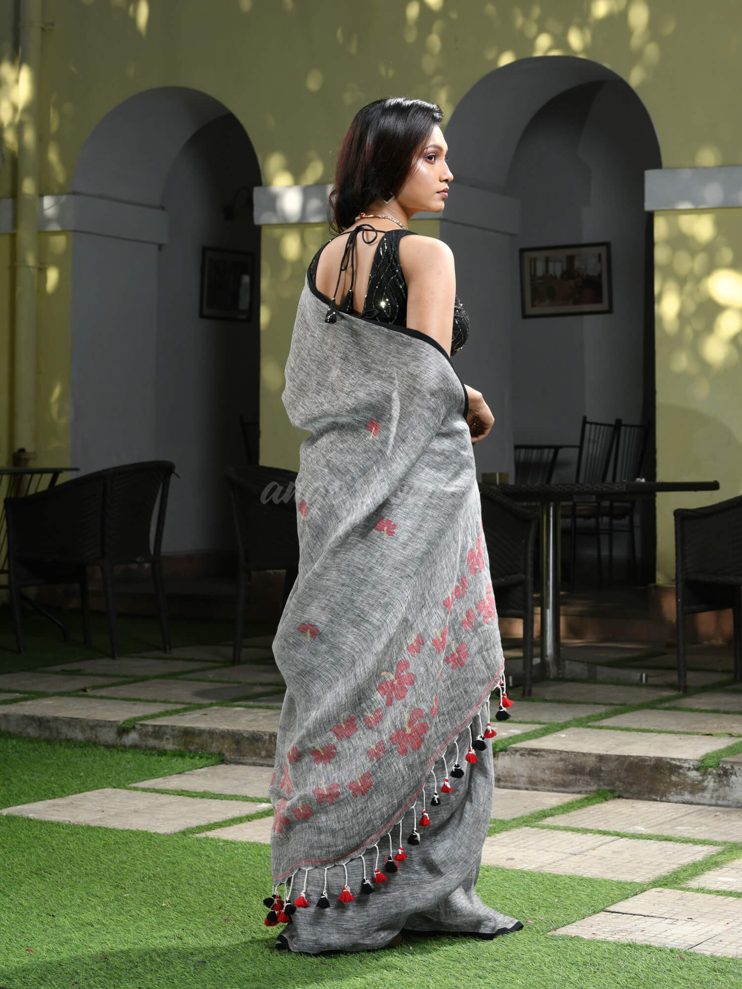 Grey Linen All Body Flowers motive Handwoven Saree