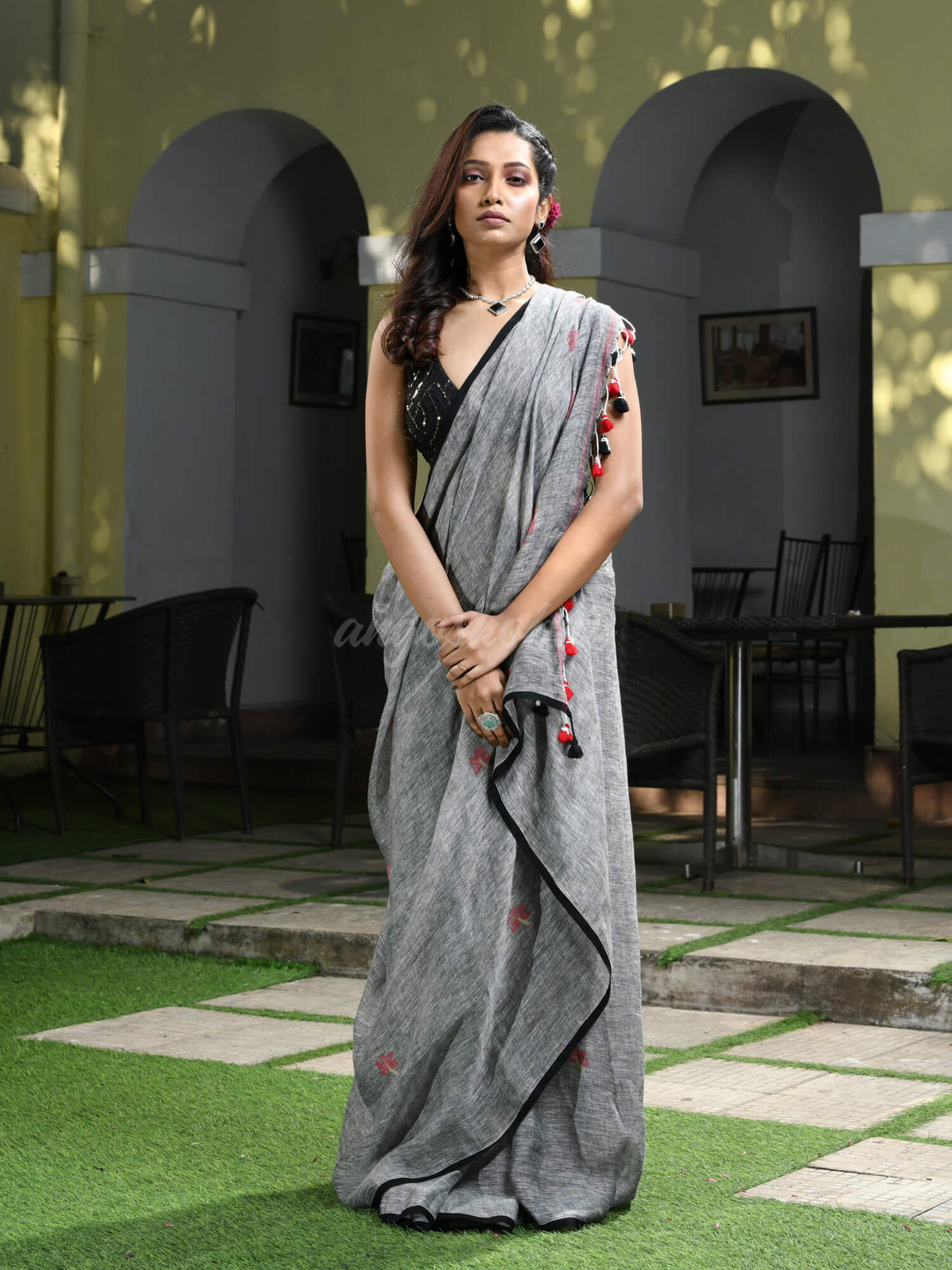 Grey Linen All Body Flowers motive Handwoven Saree