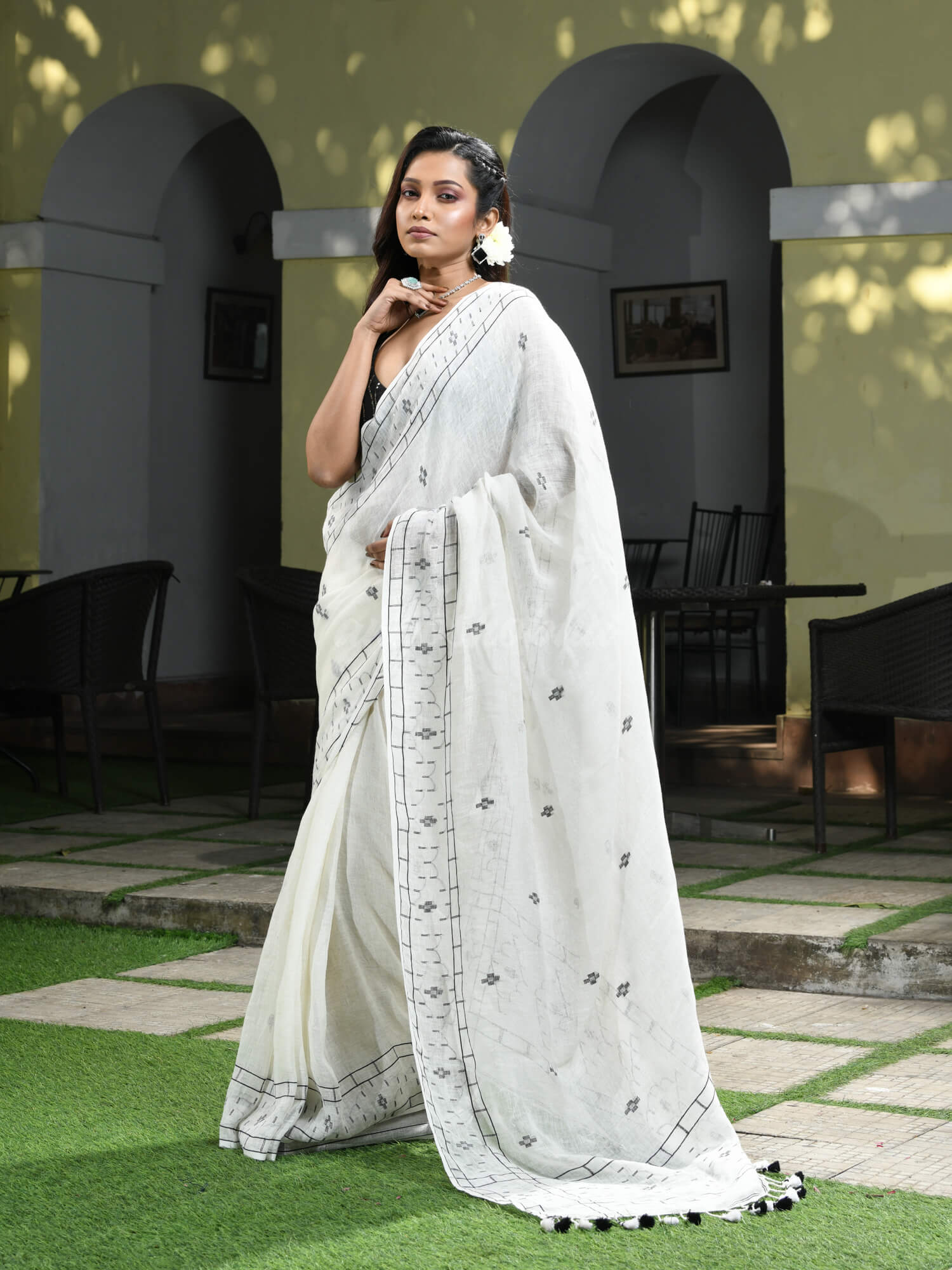 White Linen Jamdani Work Handwoven Saree