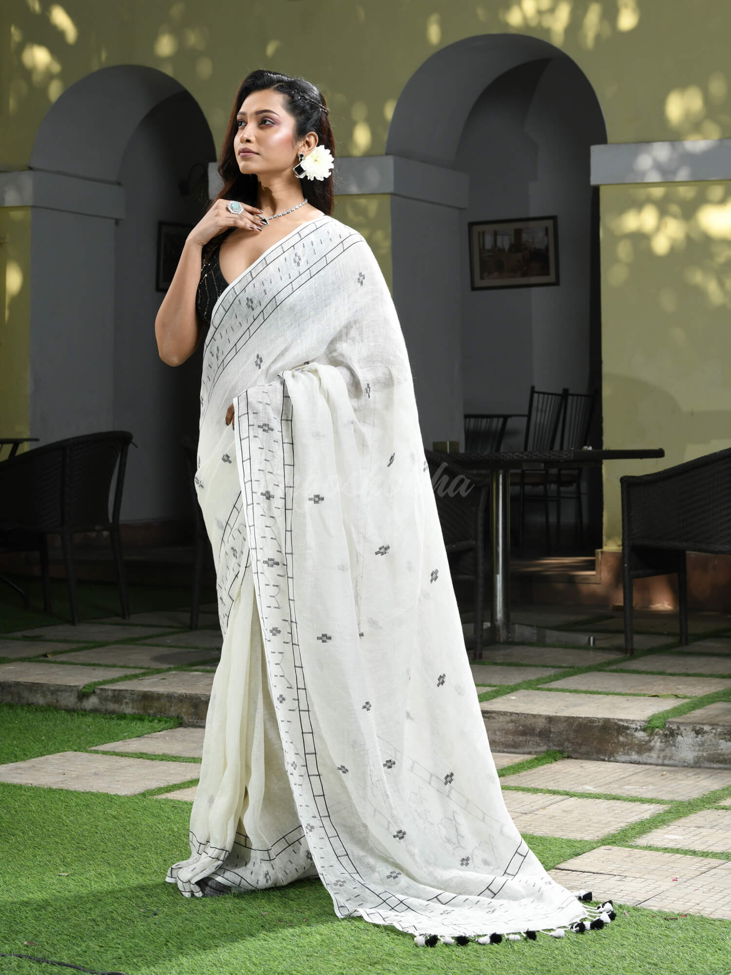 White Linen Jamdani Work Handwoven Saree