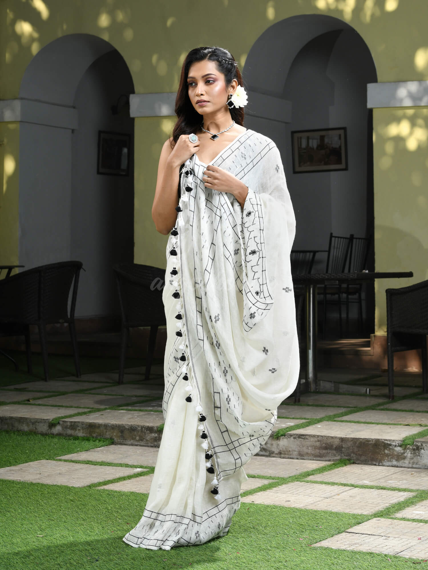 White Linen Jamdani Work Handwoven Saree