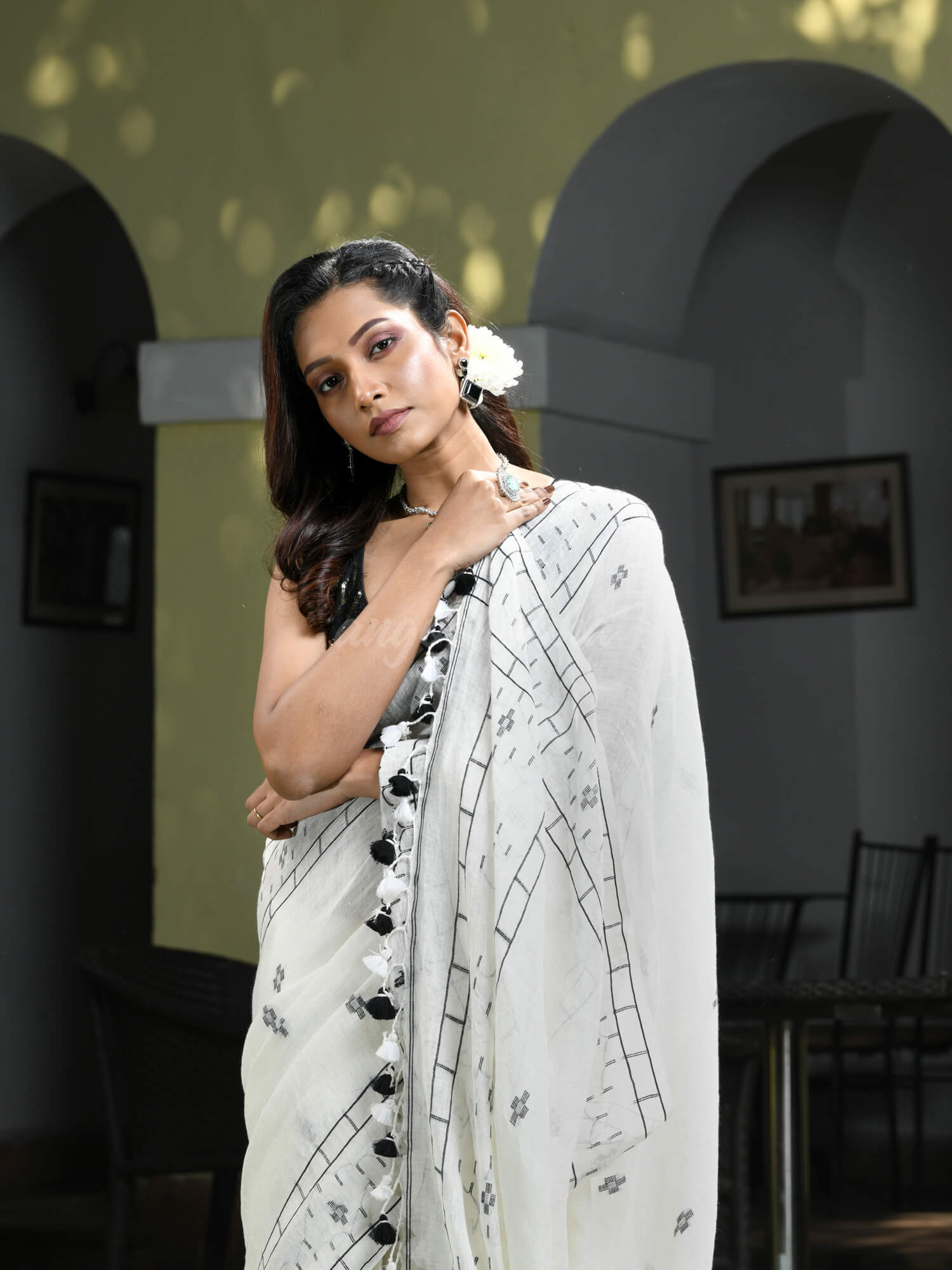 White Linen Jamdani Work Handwoven Saree