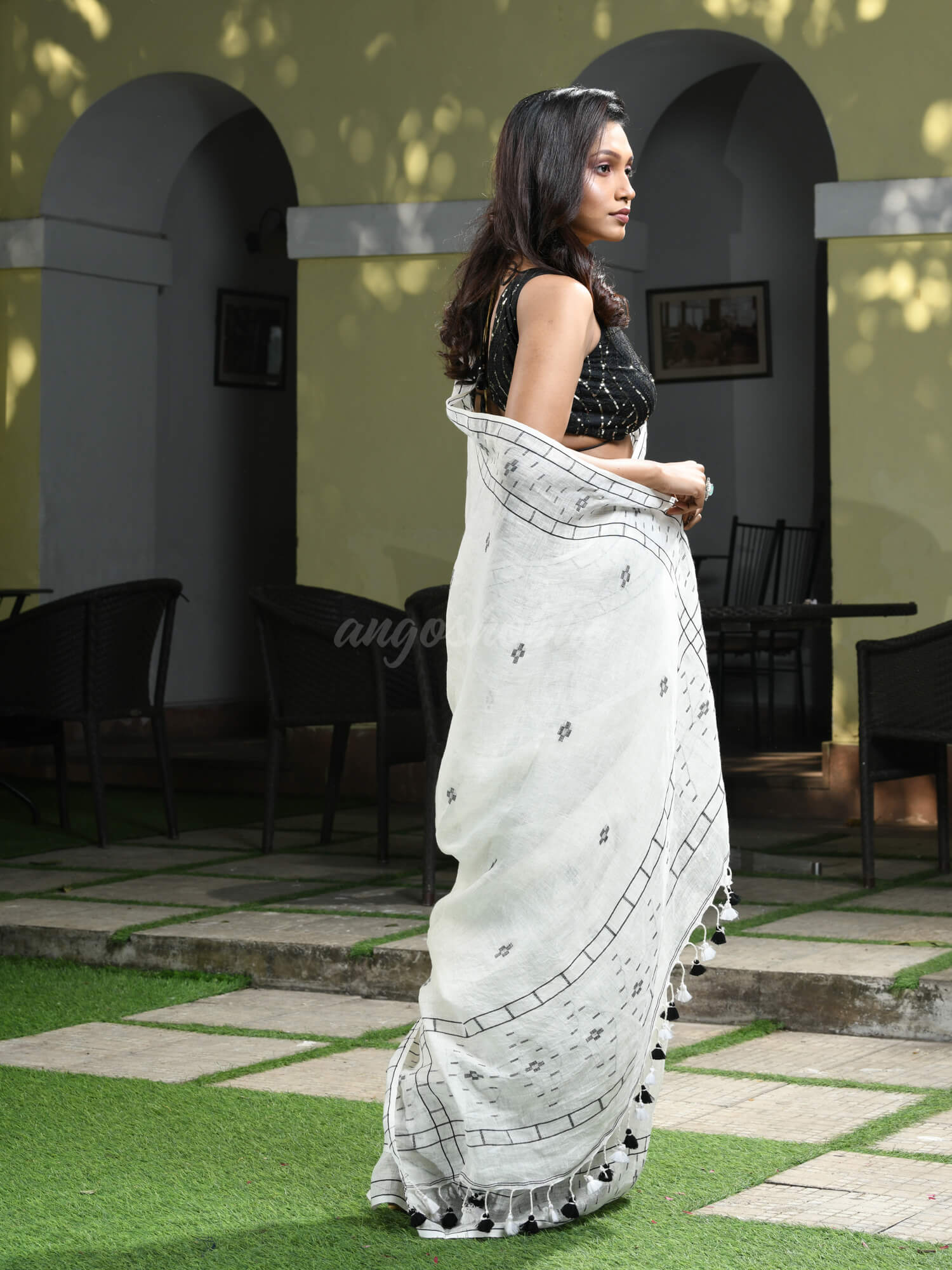 White Linen Jamdani Work Handwoven Saree
