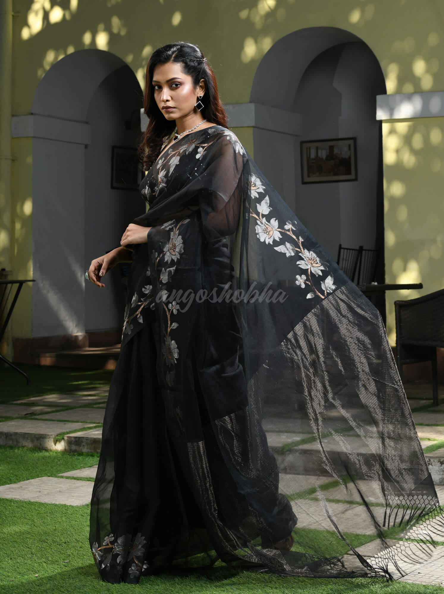 Black Silk White Flowers Motive Handwoven Muslin Saree