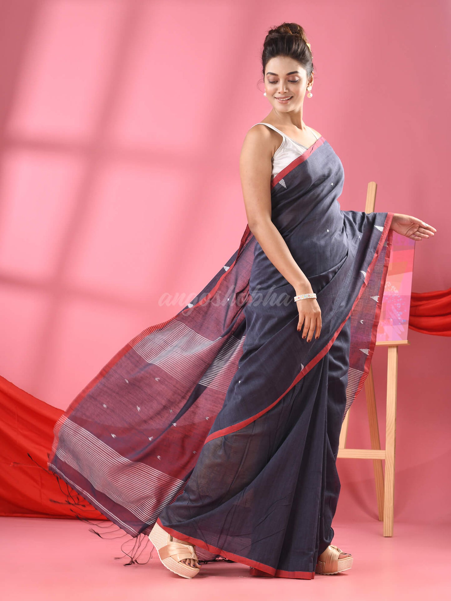 Ash Grey Cotton All Body Plus Buti Handloom Saree