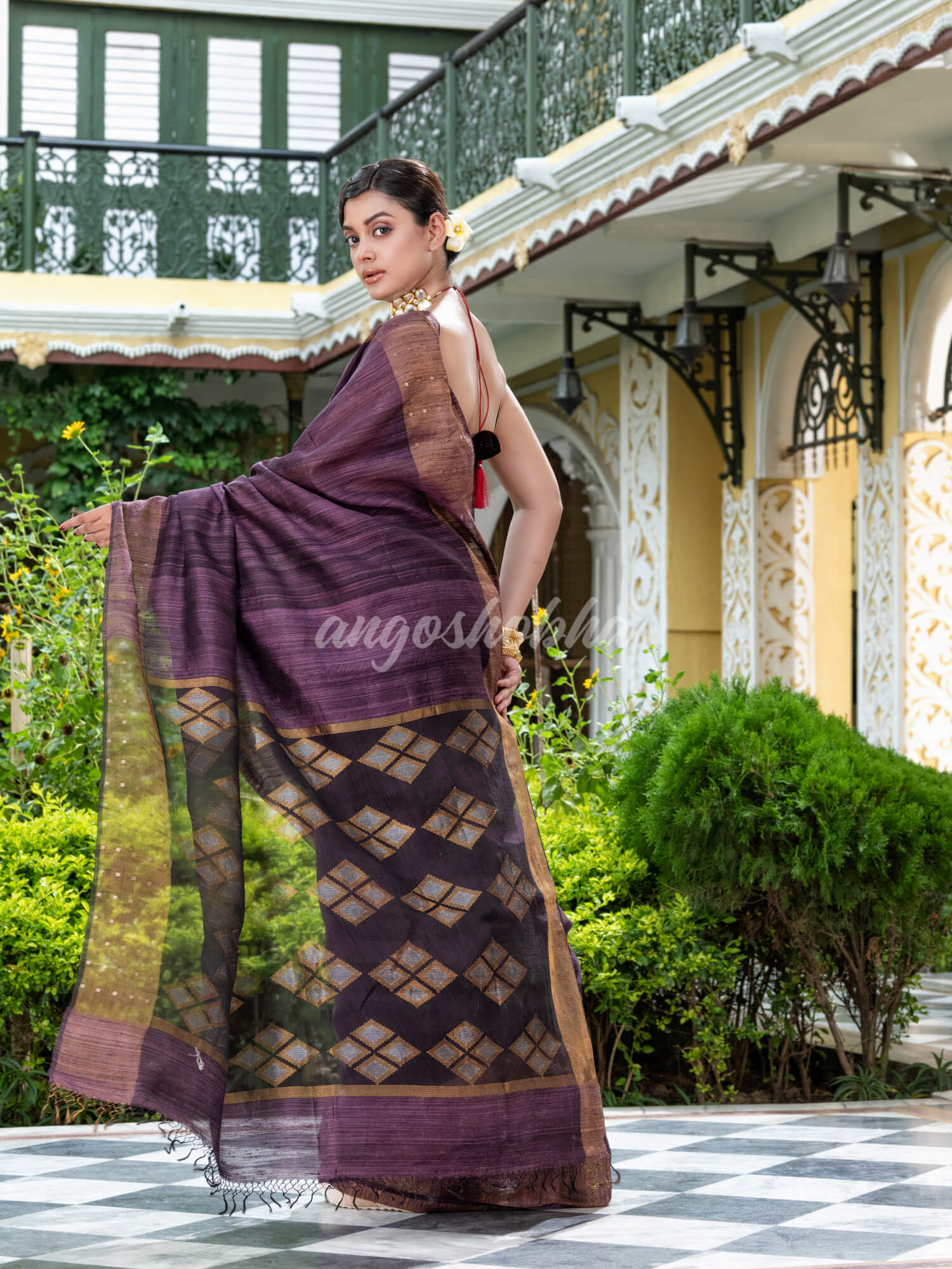 Angoshobha’s ethnic Matka Silk Handloom Saree comes with an unstitched blouse piece, which can be stitched according to your taste and preference.