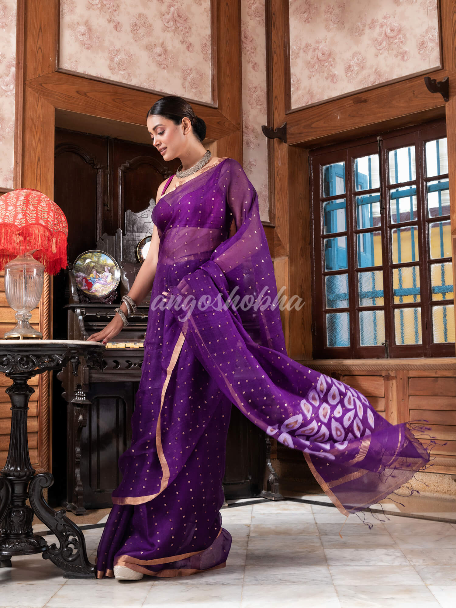 The saree comes with a Purple color running blouse piece