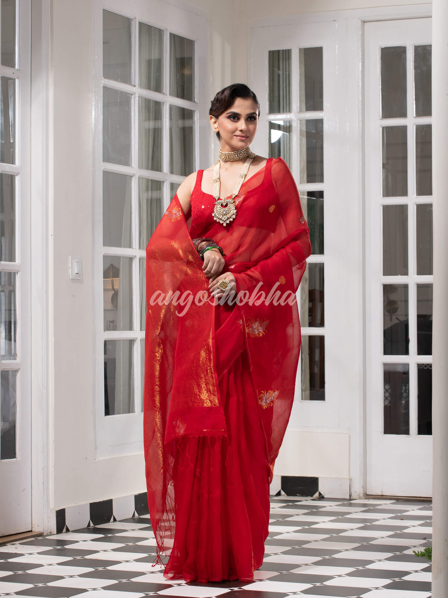 Red Pure Muslin Silk Leaf Motifs Textured Handwoven Saree