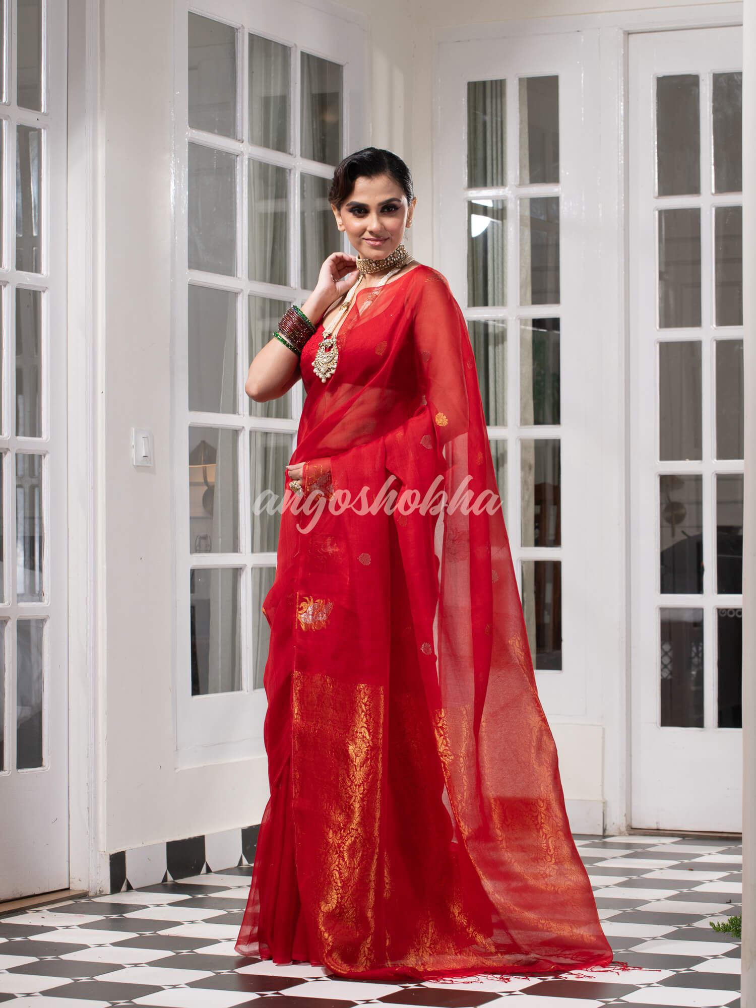 Red Pure Muslin Silk Leaf Motifs Textured Handwoven Saree