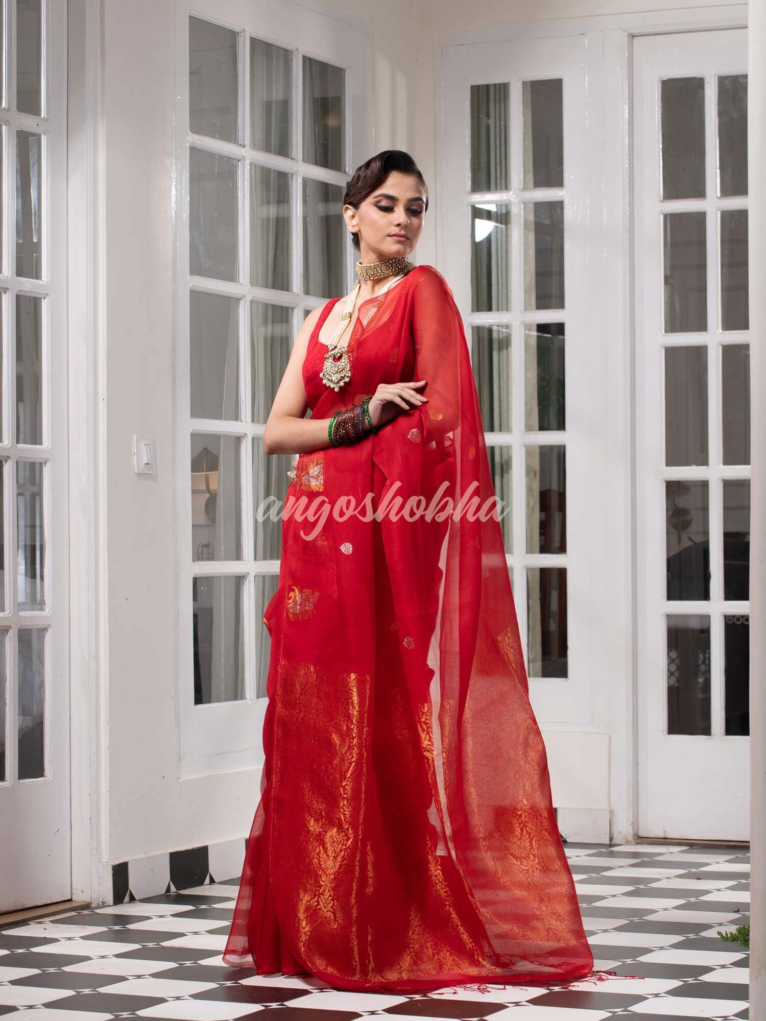 Red Pure Muslin Silk Leaf Motifs Textured Handwoven Saree